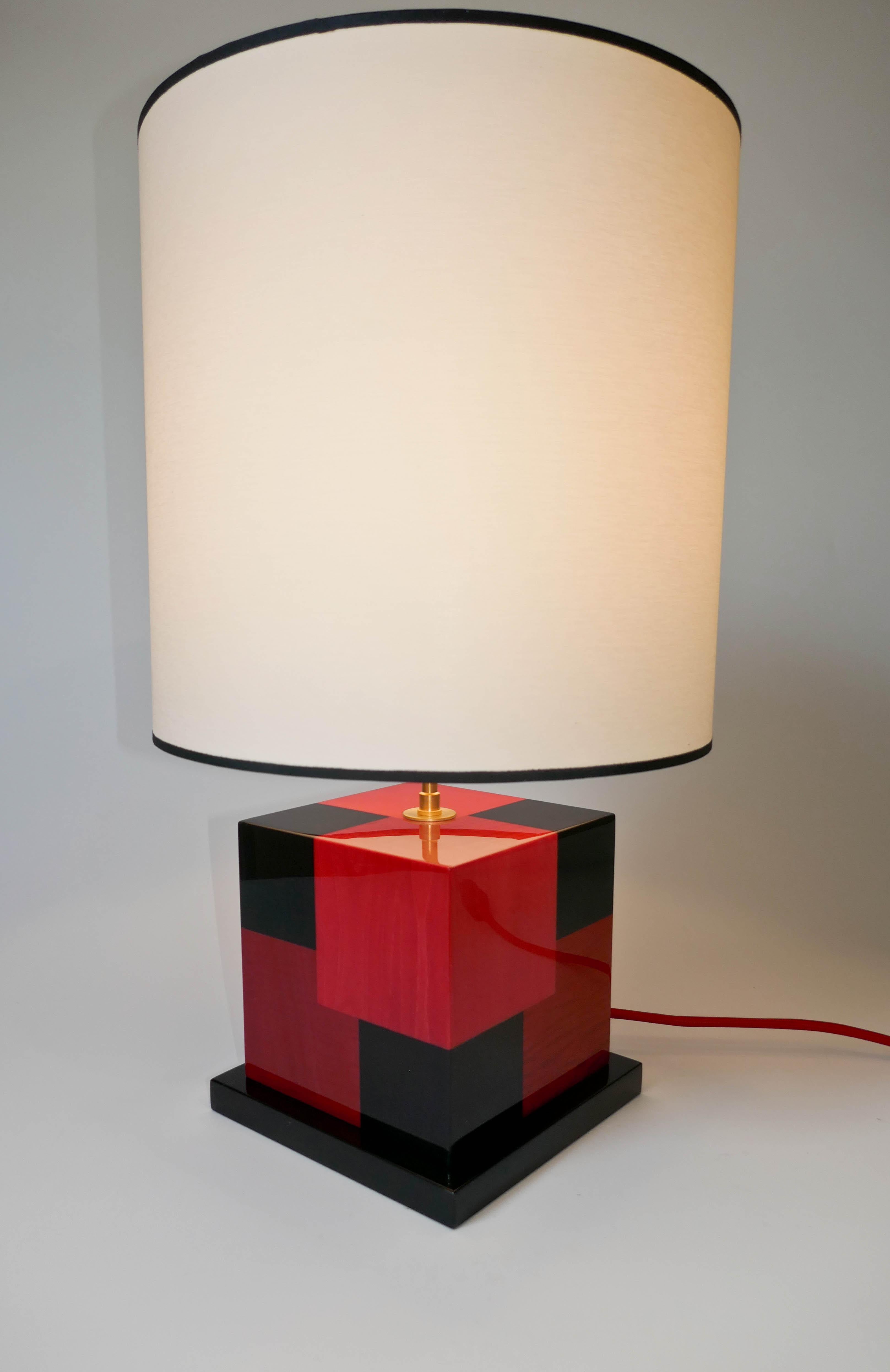 Paar Tischlampen „Cubes“ aus getönter roter und schwarzer Intarsienarbeit von Aymeric Lefort im Angebot 2