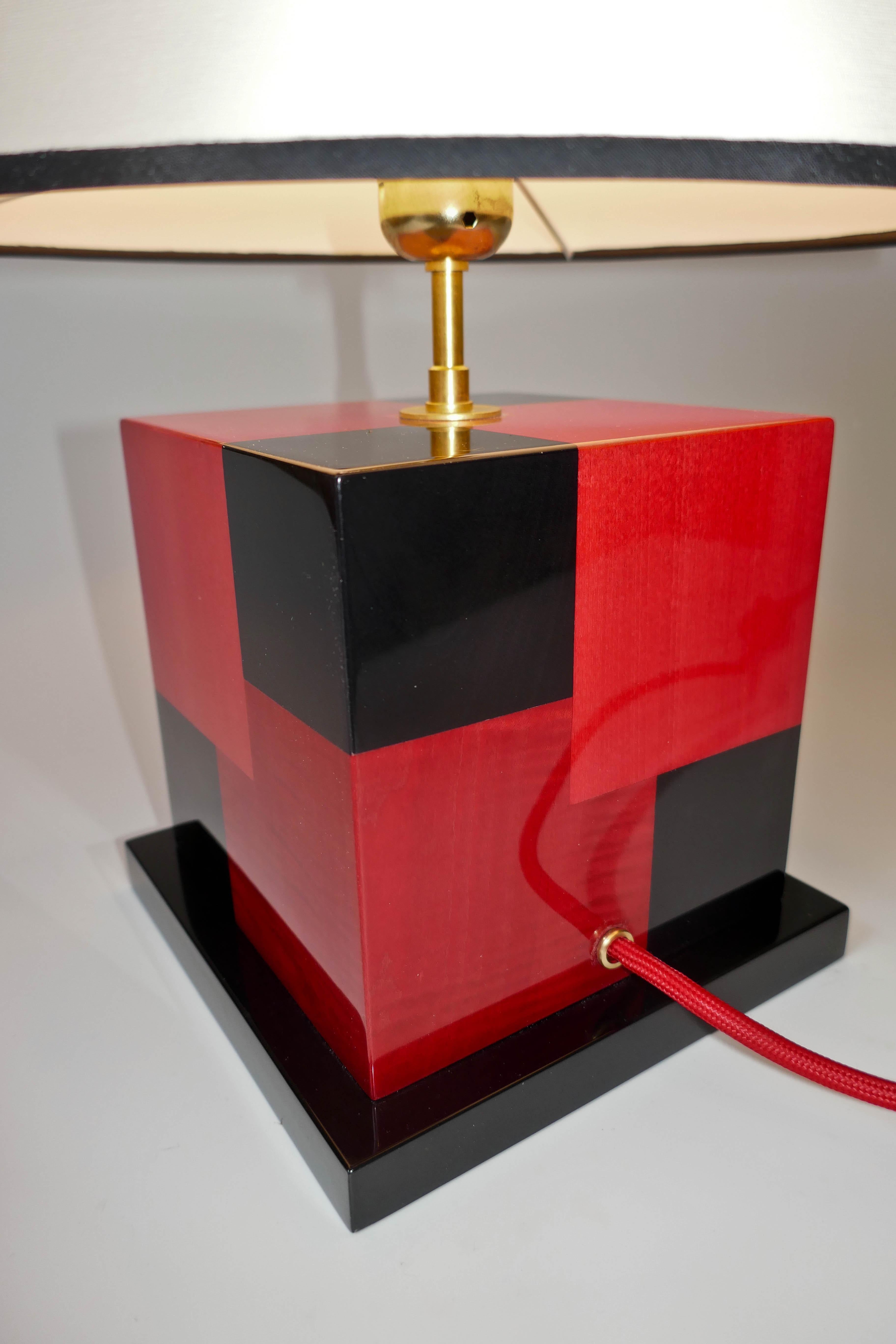 Paar Tischlampen „Cubes“ aus getönter roter und schwarzer Intarsienarbeit von Aymeric Lefort im Angebot 3