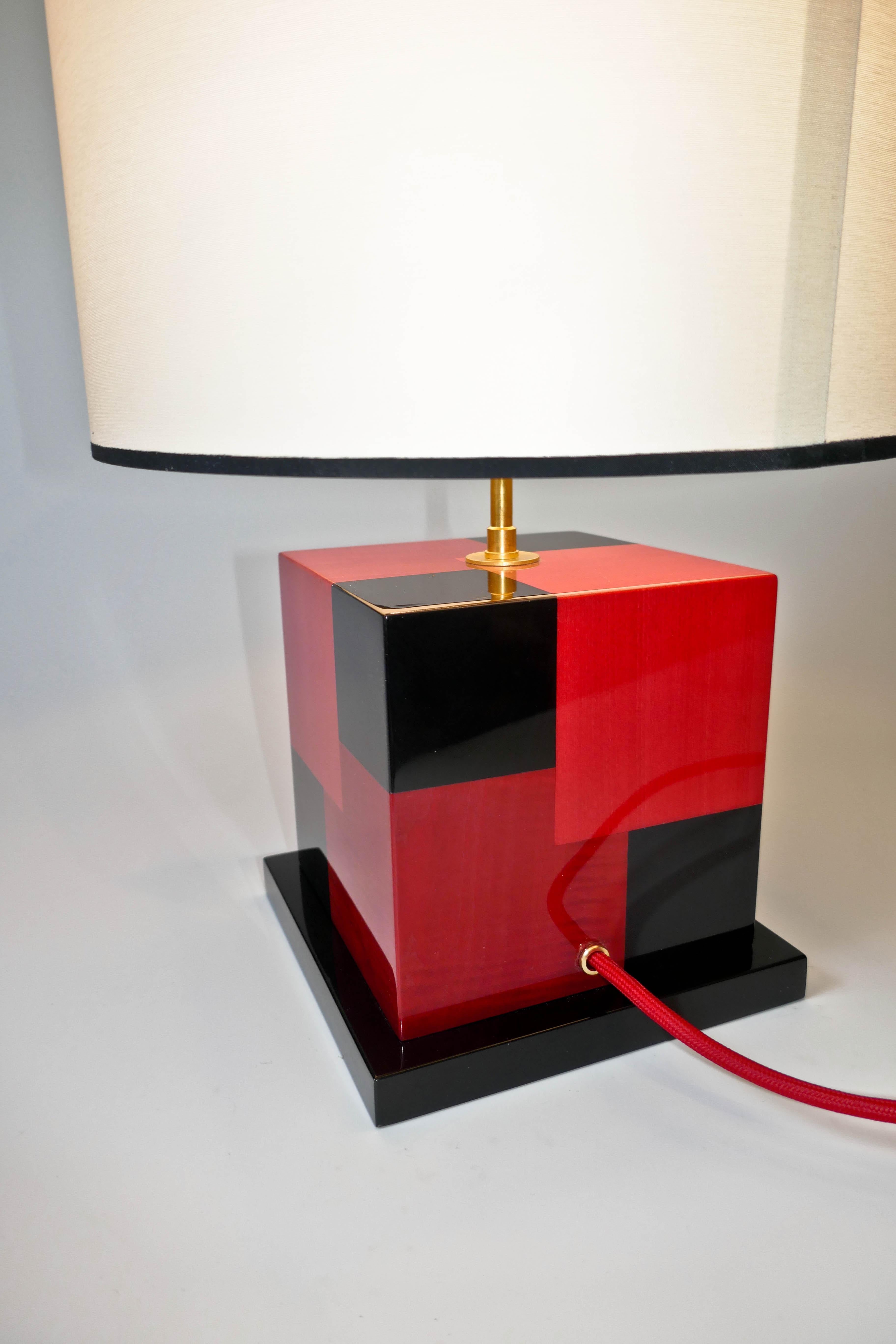 Paire de lampes de table Cubes en marqueterie rouge teinte et noire d'Aymeric Lefort en vente 8