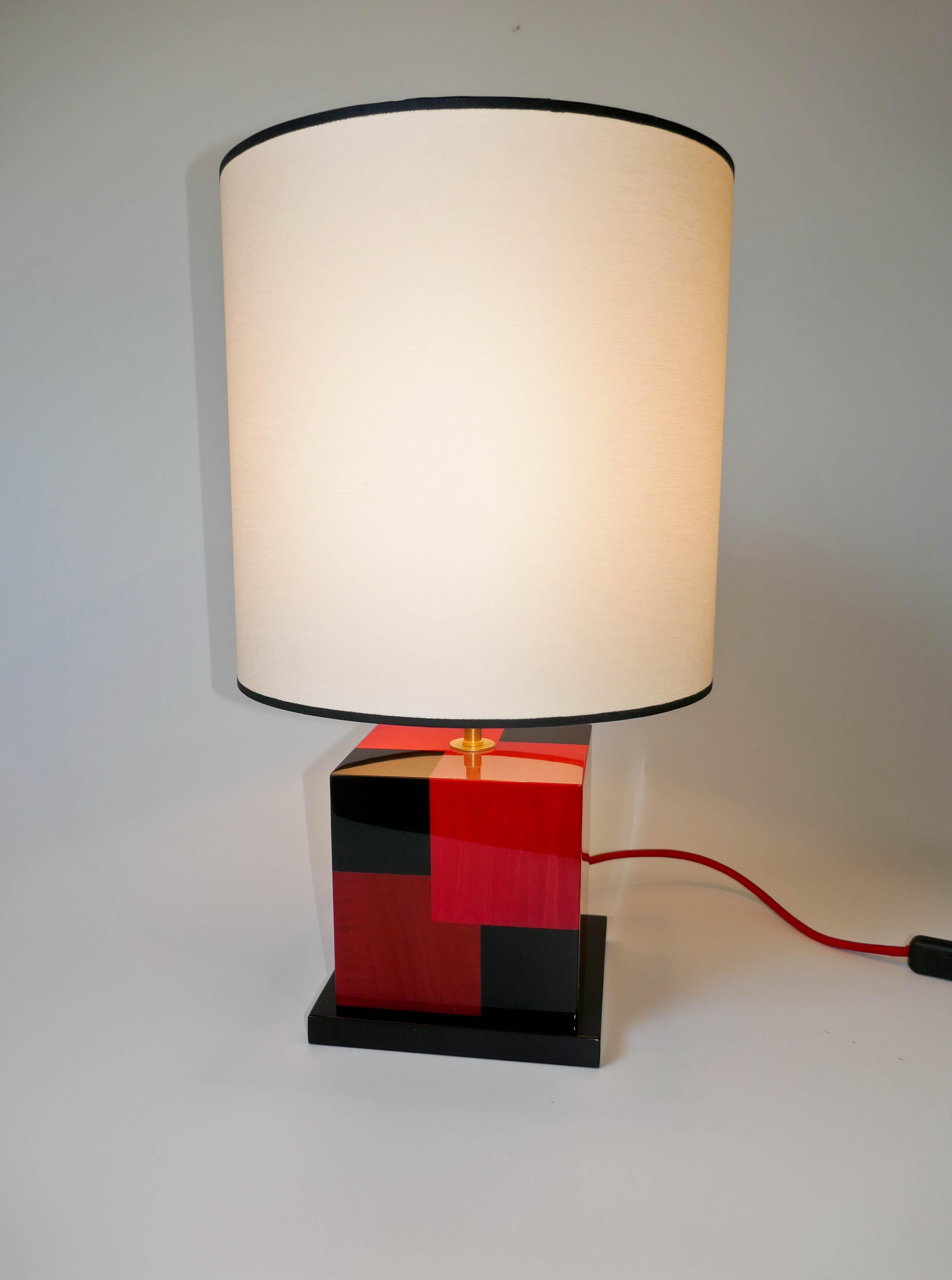 Paar Tischlampen „Cubes“ aus getönter roter und schwarzer Intarsienarbeit von Aymeric Lefort (Moderne) im Angebot