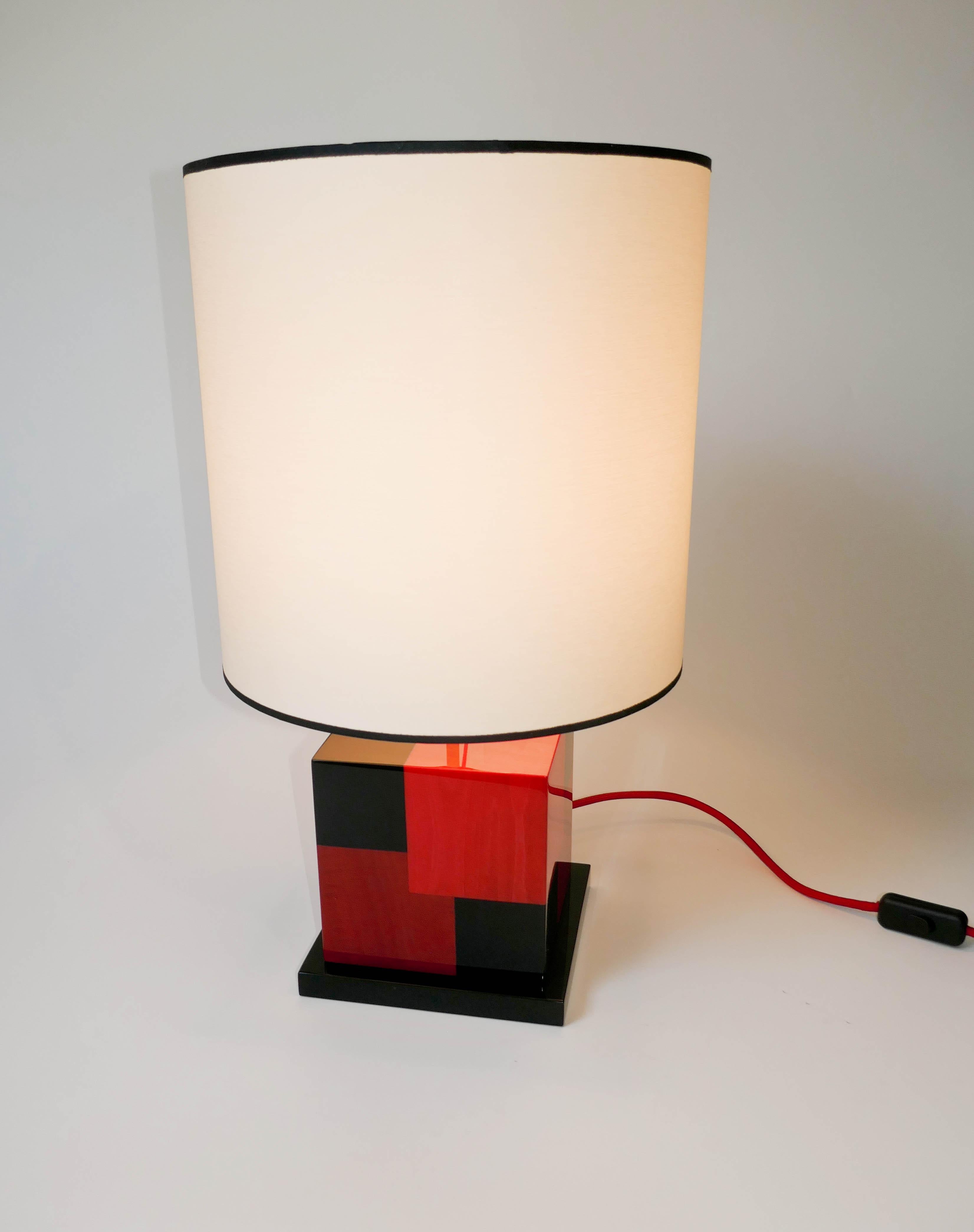Français Paire de lampes de table Cubes en marqueterie rouge teinte et noire d'Aymeric Lefort en vente