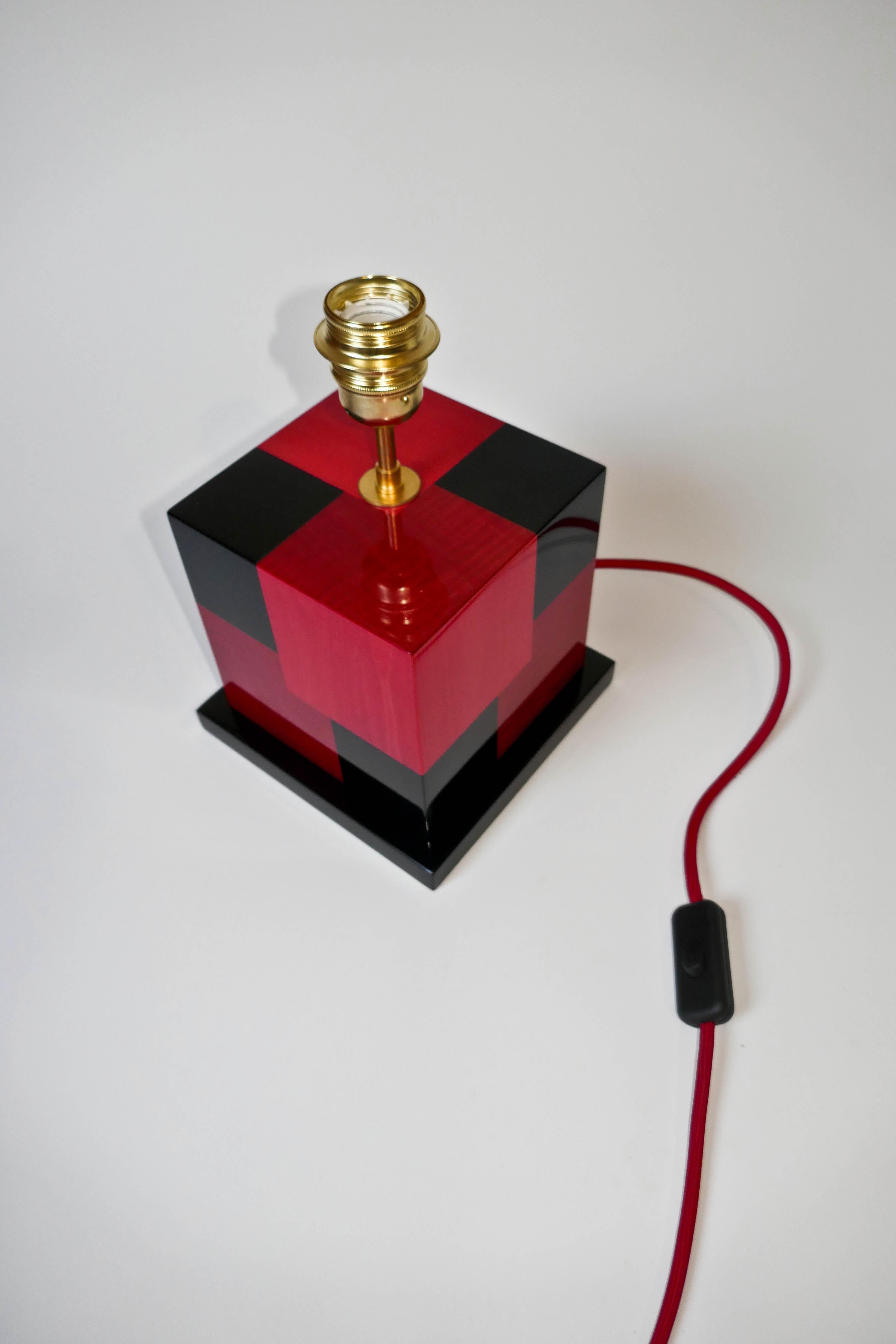 Paar Tischlampen „Cubes“ aus getönter roter und schwarzer Intarsienarbeit von Aymeric Lefort (Lackiert) im Angebot