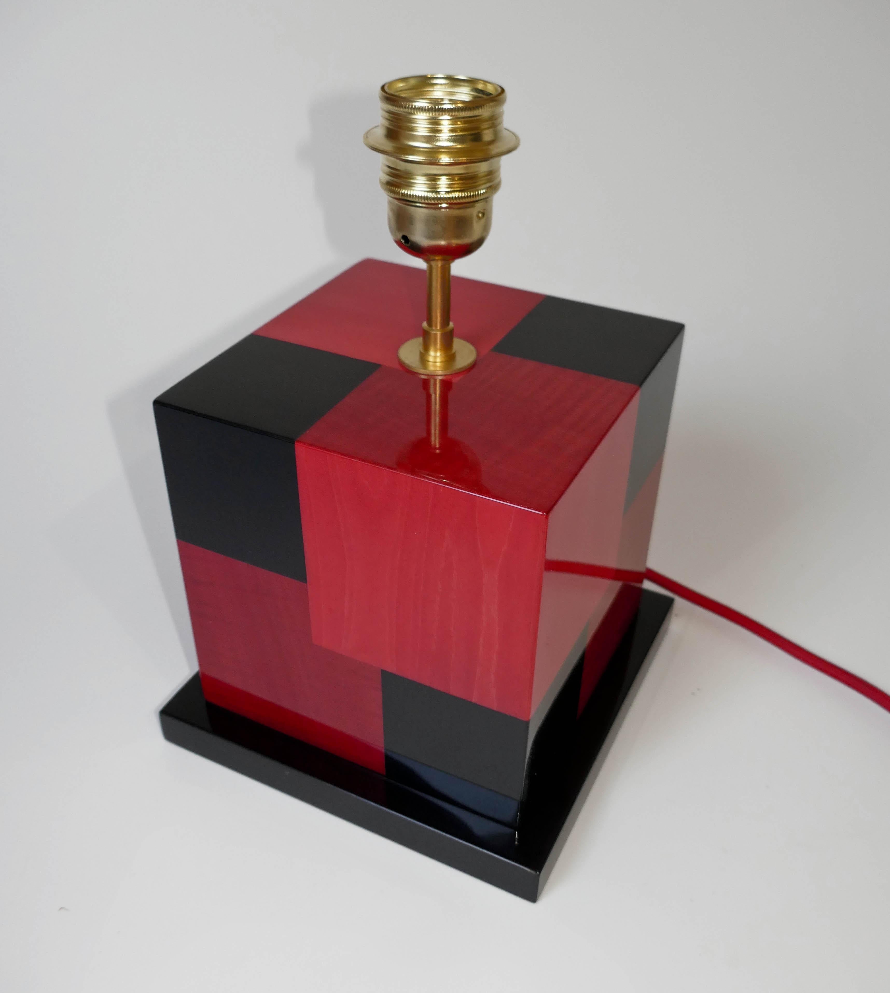 XXIe siècle et contemporain Paire de lampes de table Cubes en marqueterie rouge teinte et noire d'Aymeric Lefort en vente