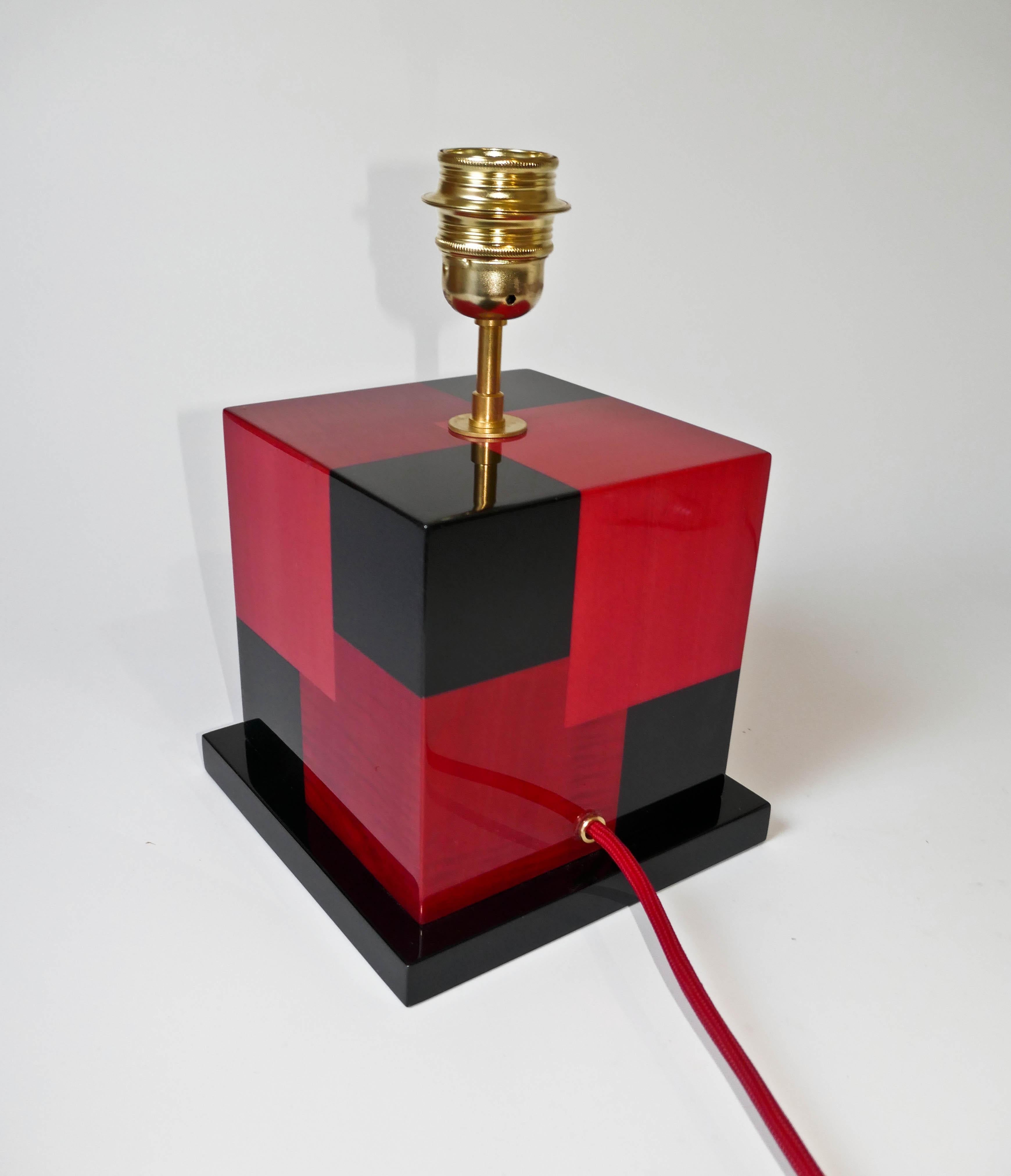 Tissu Paire de lampes de table Cubes en marqueterie rouge teinte et noire d'Aymeric Lefort en vente