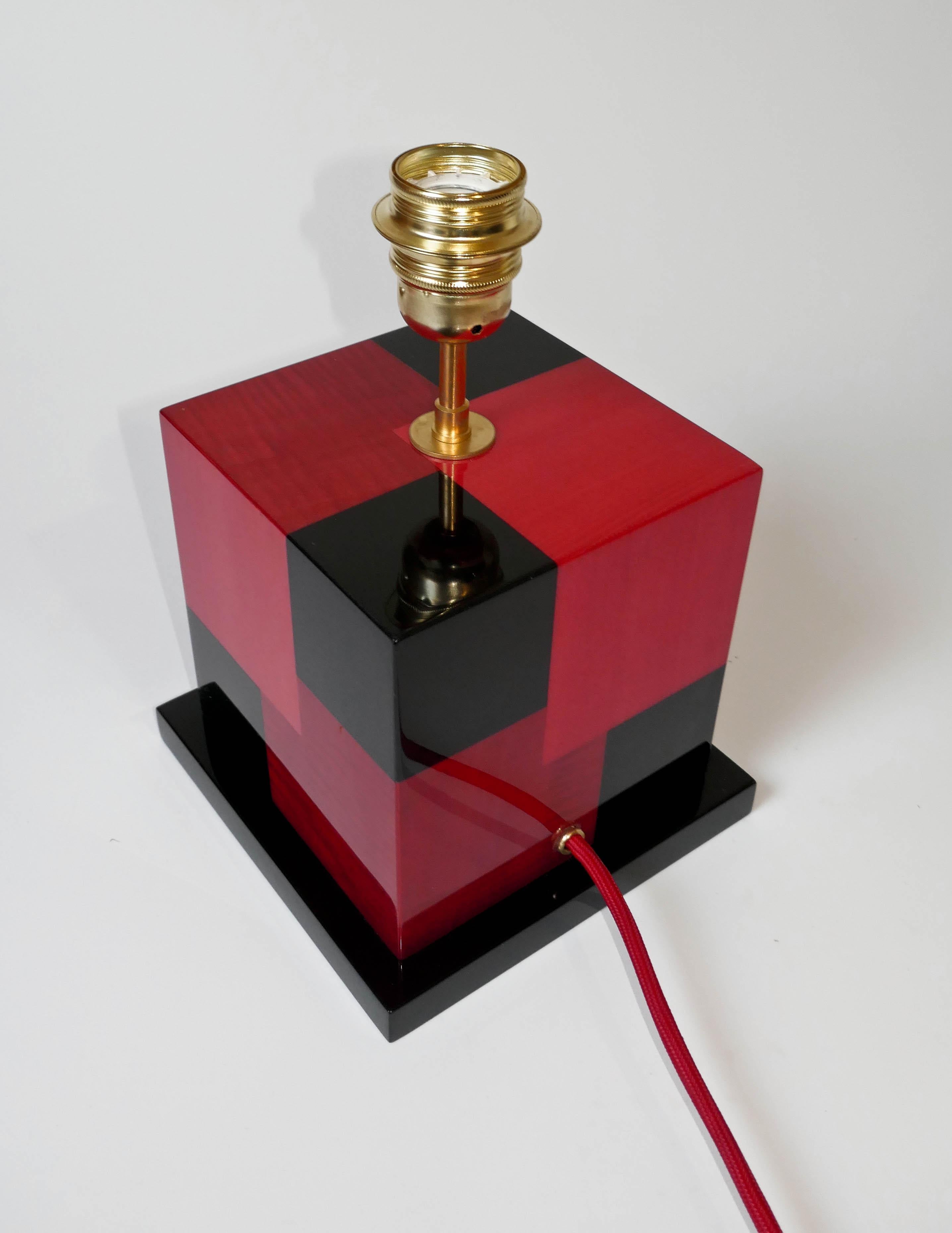 Paar Tischlampen „Cubes“ aus getönter roter und schwarzer Intarsienarbeit von Aymeric Lefort im Angebot 1