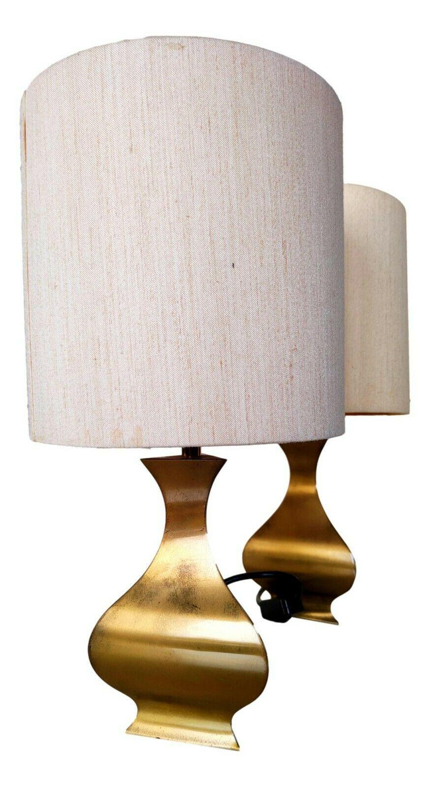 pair of original table lamps from the 70s, High Society production designed by the architects Montagna Grillo and Tonello

Made of brass, with lampshade covered in sand-colored fabric, they measure 43 cm in total height, 25 cm only for the lamp