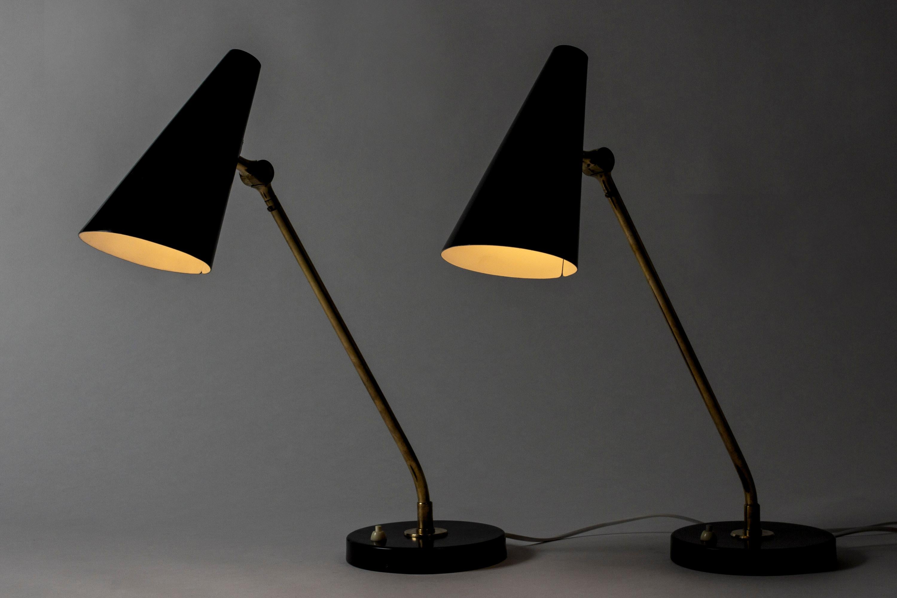 Paire d'étonnantes lampes de table ou de bureau par Bertil Brisborg, de grande taille, avec des tiges allongées et remarquablement angulaires. Fabriqué en laiton avec des ombres et des bases laquées noires.
