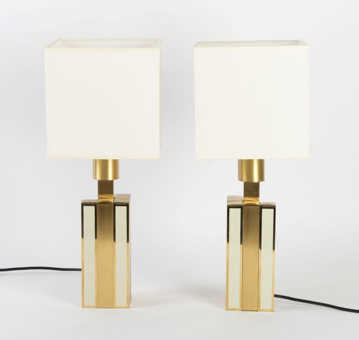 Elegant pair of table lamps, gilded and white lacquered metal, attributed to Romeo Rega, Italy, 1970s
Dimensions of base: H 33 cm, W 9 cm, D 9 cm
Dimensions of shade: H 20 cm, W 20 cm, D 20 cm
Total height with shades 50 cm.