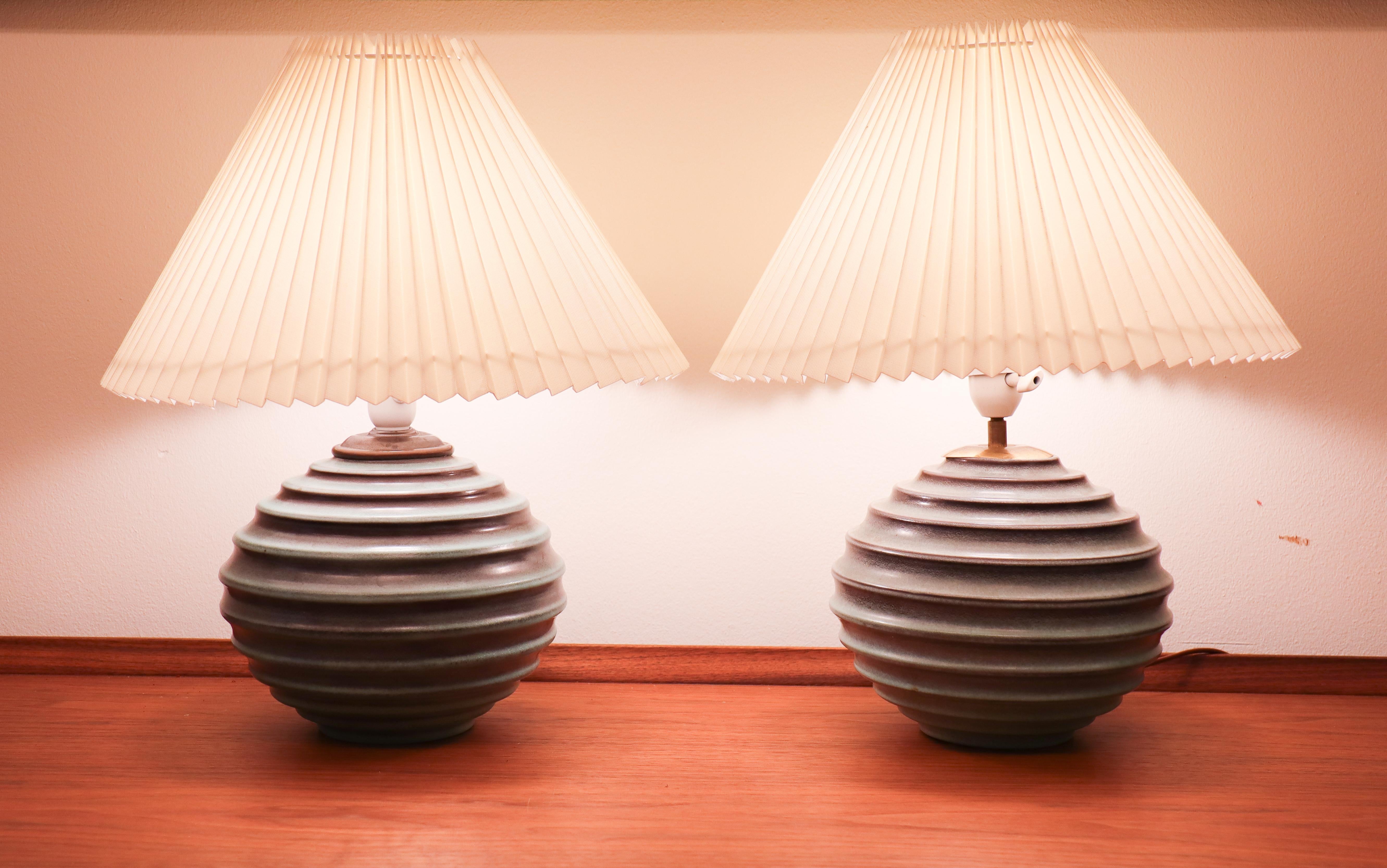 A pair of really nice table lamps, globose shape designed by Ewald Dahlskog at Bo Fajans in Gävle, Sweden in the 1930s. Excluding the lampshades they are 22 cm in diameter and about 28 cm high. Including the lampshades they are 39 cm in diameter and