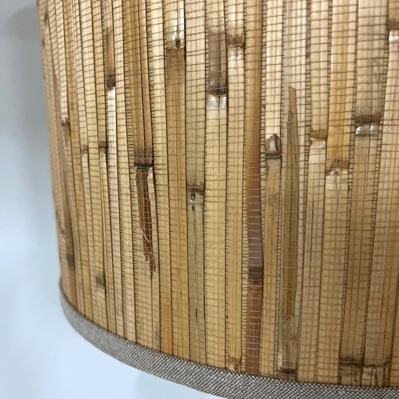 Paire d'élégantes lampes de table en bambou et laiton doré Modèle conçu par Ingo Maurer, 1968 pour Design/One, Munich, Allemagne.
Avec de nouveaux abat-jour en bambou fabriqués sur mesure avec un abat-jour intérieur en bronze. Réalisé par René