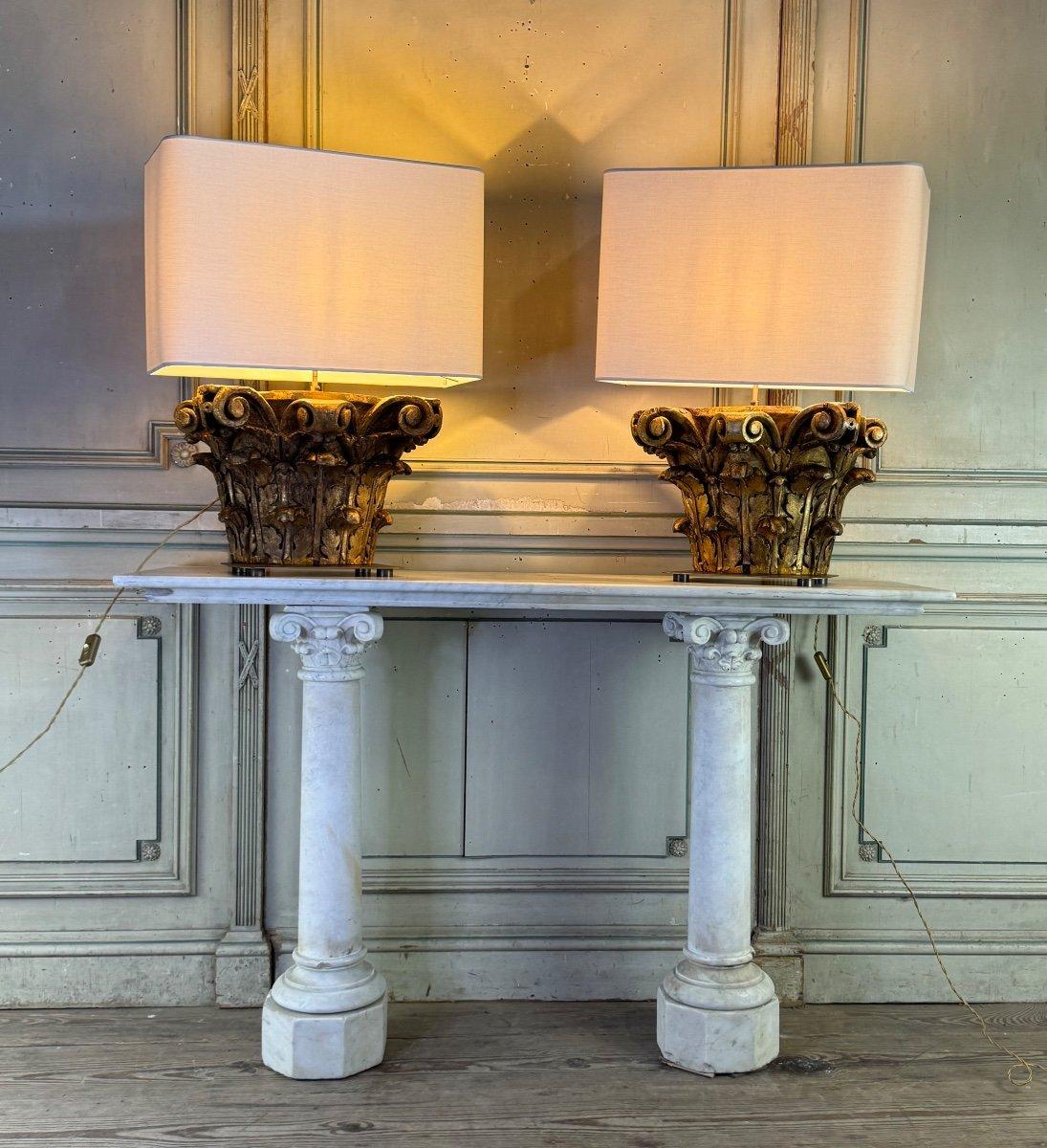 Paire de lampes de table, demi-capiteaux corinthiens en bois sculpté et doré, 18e siècle en vente 3