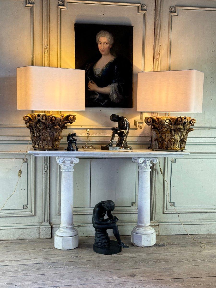 Paire de lampes de table, demi-capitaux corinthiens en bois sculpté et doré, XVIIIe siècle 

Deux paires sont disponibles