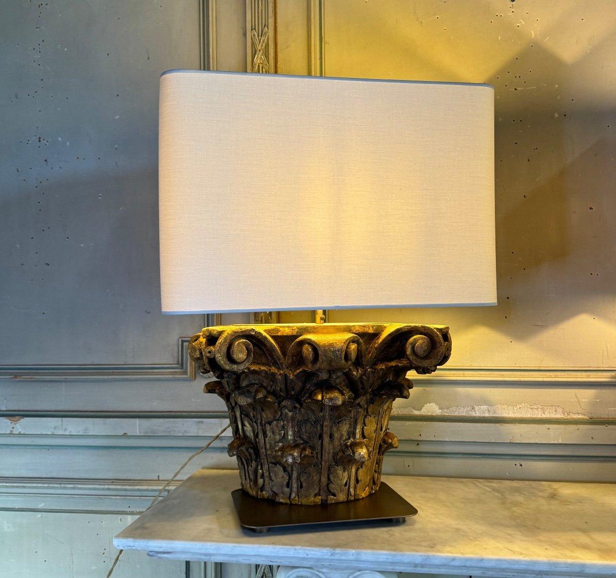 Gréco-romain Paire de lampes de table, demi-capiteaux corinthiens en bois sculpté et doré, 18e siècle en vente