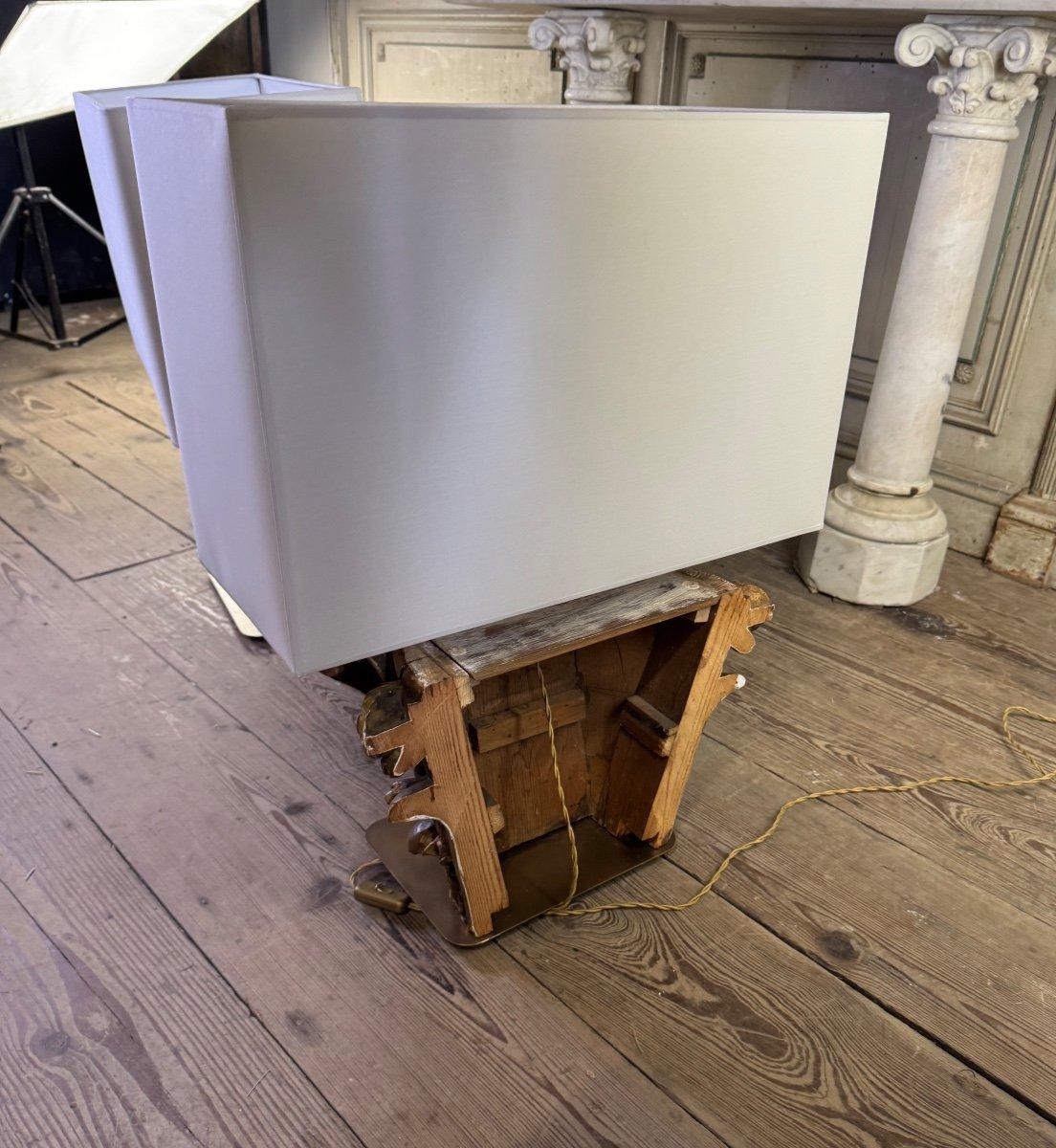 italien Paire de lampes de table, demi-capiteaux corinthiens en bois sculpté et doré, 18e siècle en vente