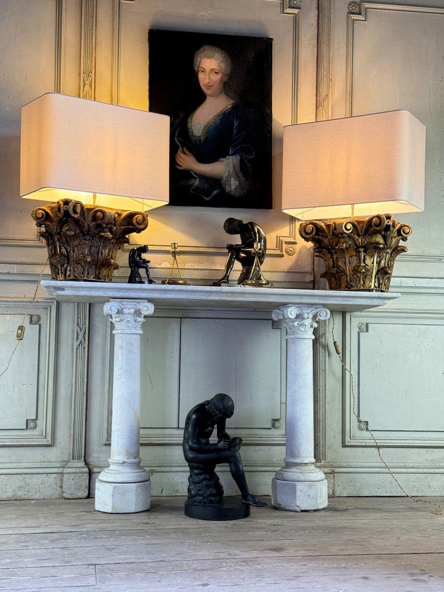 Bois doré Paire de lampes de table, demi-capiteaux corinthiens en bois sculpté et doré, 18e siècle en vente