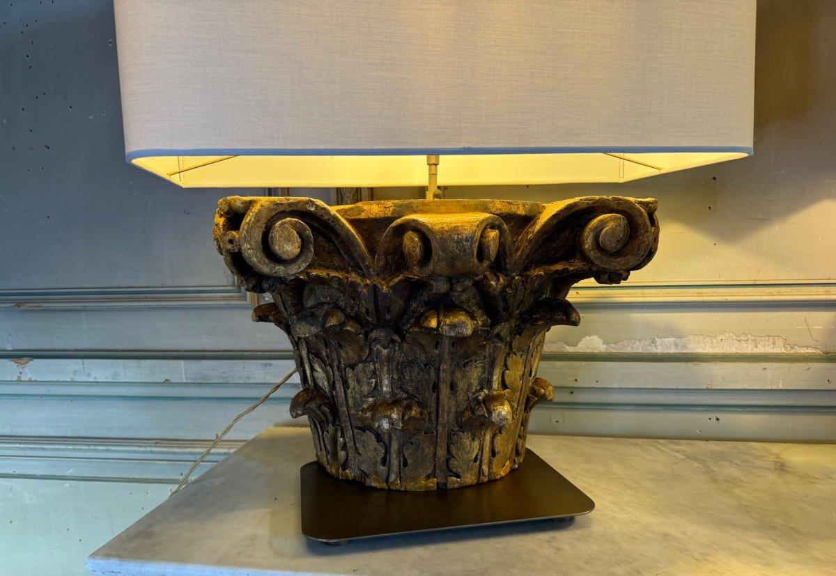 Paire de lampes de table, demi-capiteaux corinthiens en bois sculpté et doré, 18e siècle en vente 1