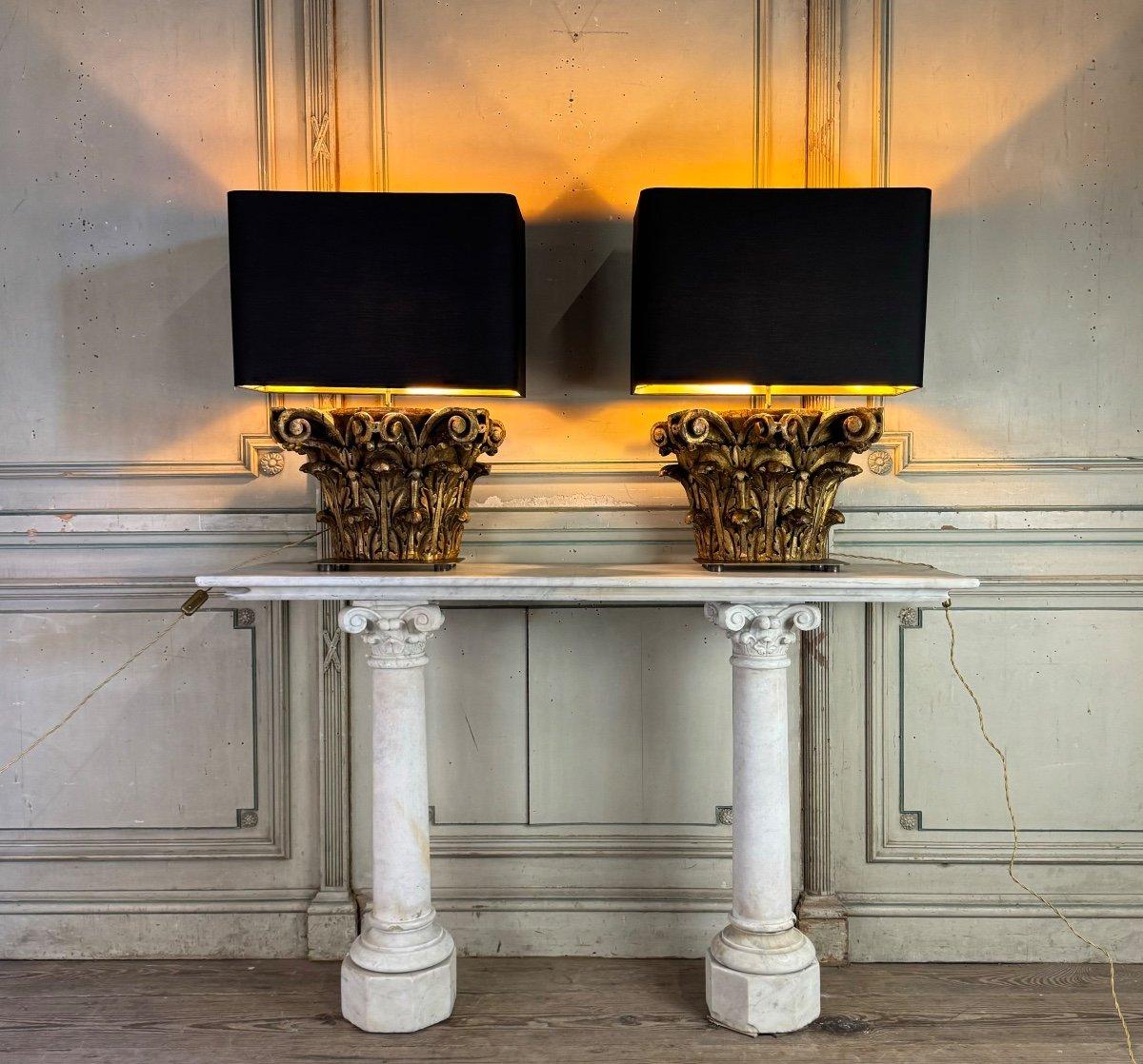 Paire de lampes de table, demi-capiteaux corinthiens en bois sculpté et doré, 18e siècle en vente 2