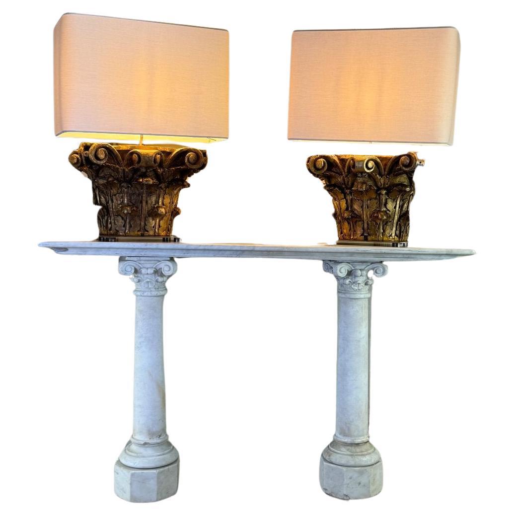 Paire de lampes de table, demi-capiteaux corinthiens en bois sculpté et doré, 18e siècle en vente