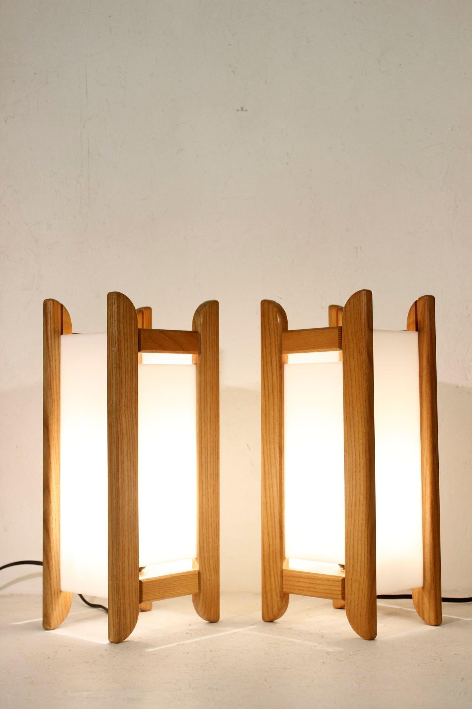 Japonisme Paire de lampes de table en hêtre et acrylique d'Alain Gaubert, France, années 1980 en vente