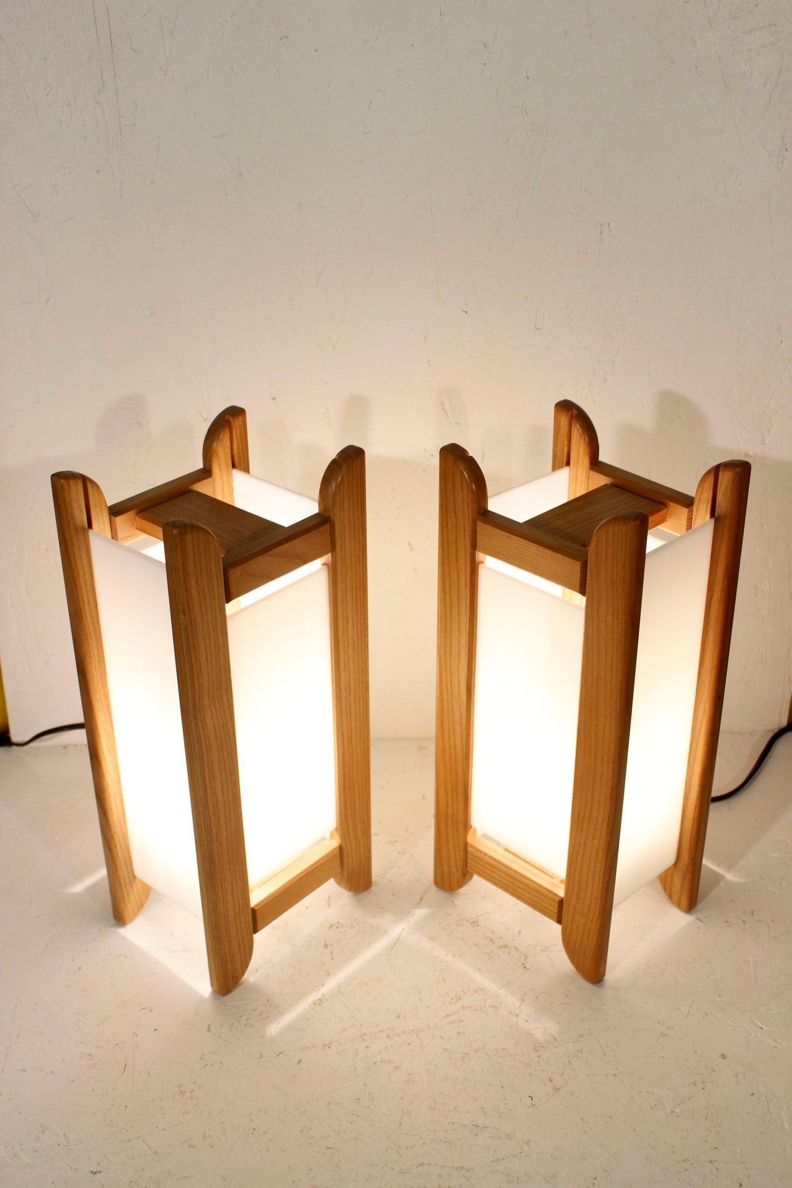 French Pair of table lamps in beech and acrylic by Alain Gaubert, France 1980s For Sale