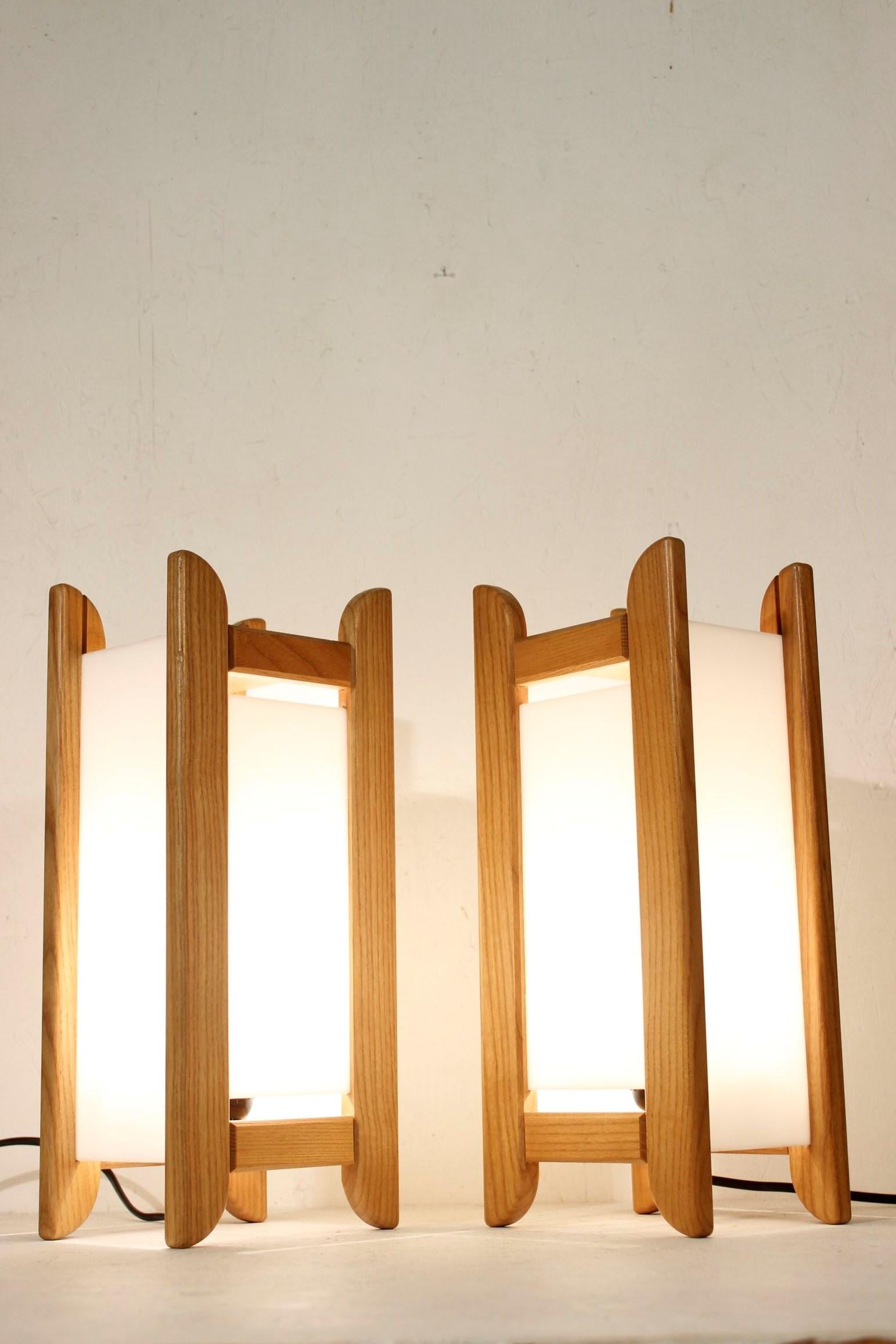 Pair of table lamps in beech and acrylic by Alain Gaubert, France 1980s In Good Condition For Sale In STRASBOURG, FR