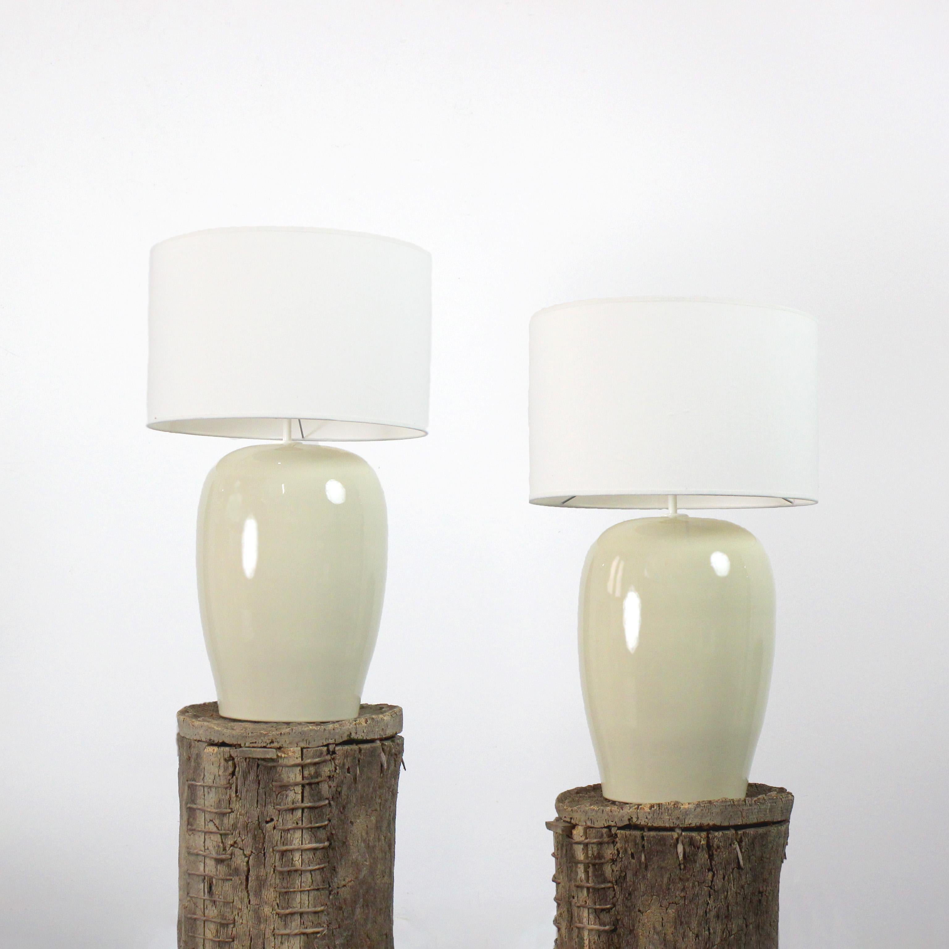 Pair of table lamps in bone-colored glazed ceramic, Spain c. 1970 im Zustand „Hervorragend“ im Angebot in Madrid, España