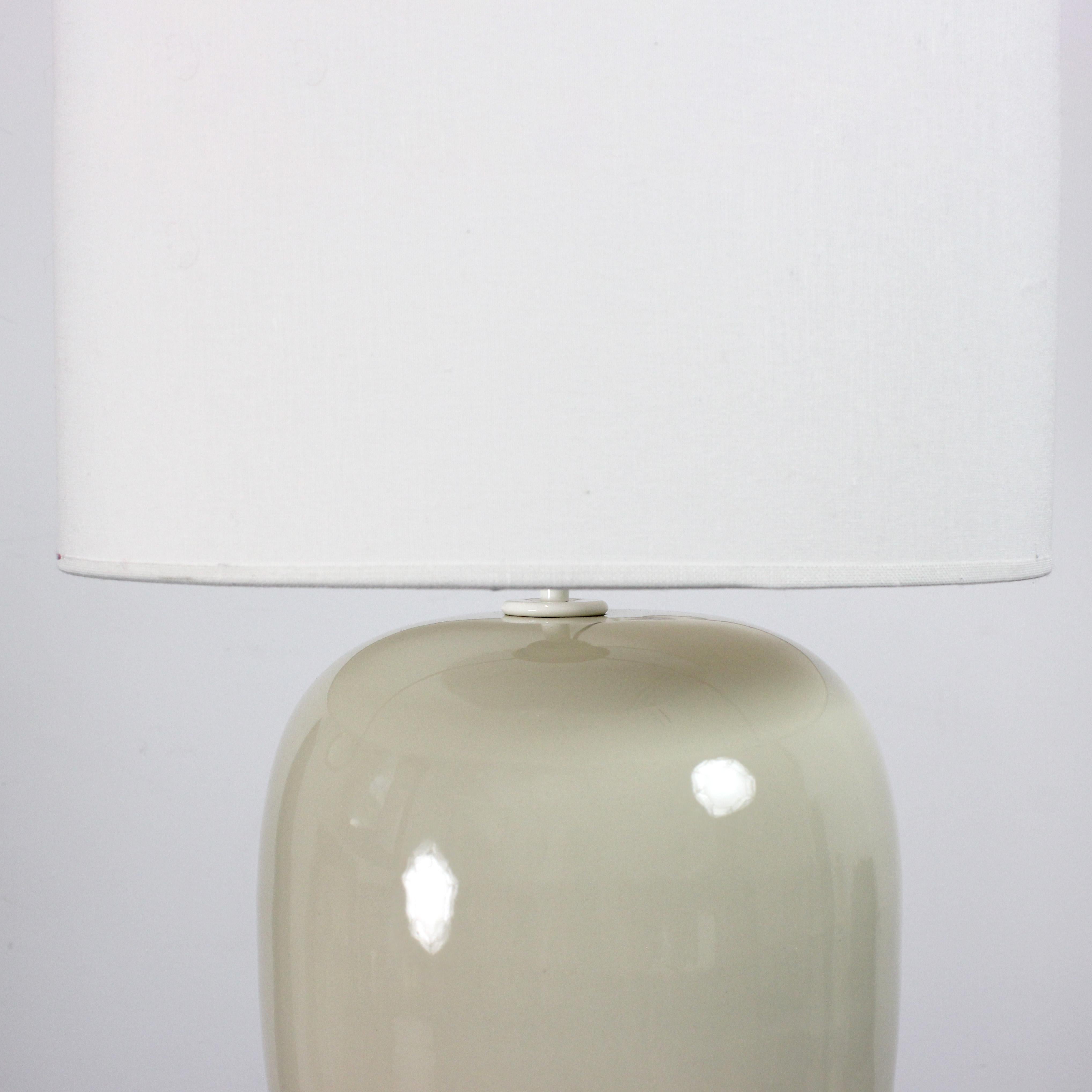 Pair of table lamps in bone-colored glazed ceramic, Spain c. 1970 (20. Jahrhundert) im Angebot