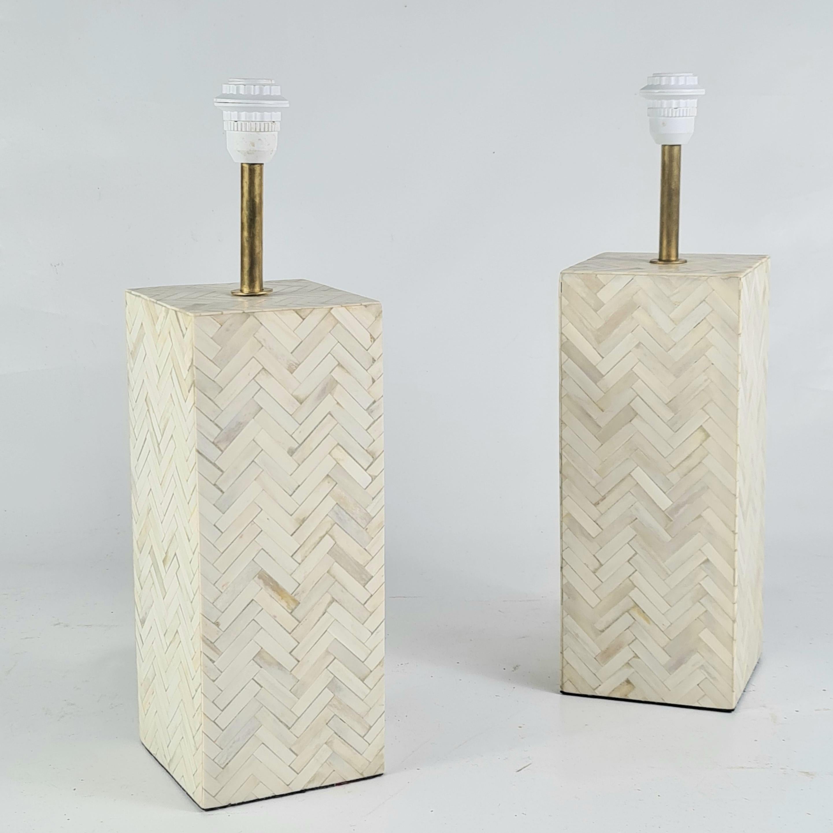 Mid-Century Modern Pair of Table Lamps in Bone Marquetry and Brass For Sale