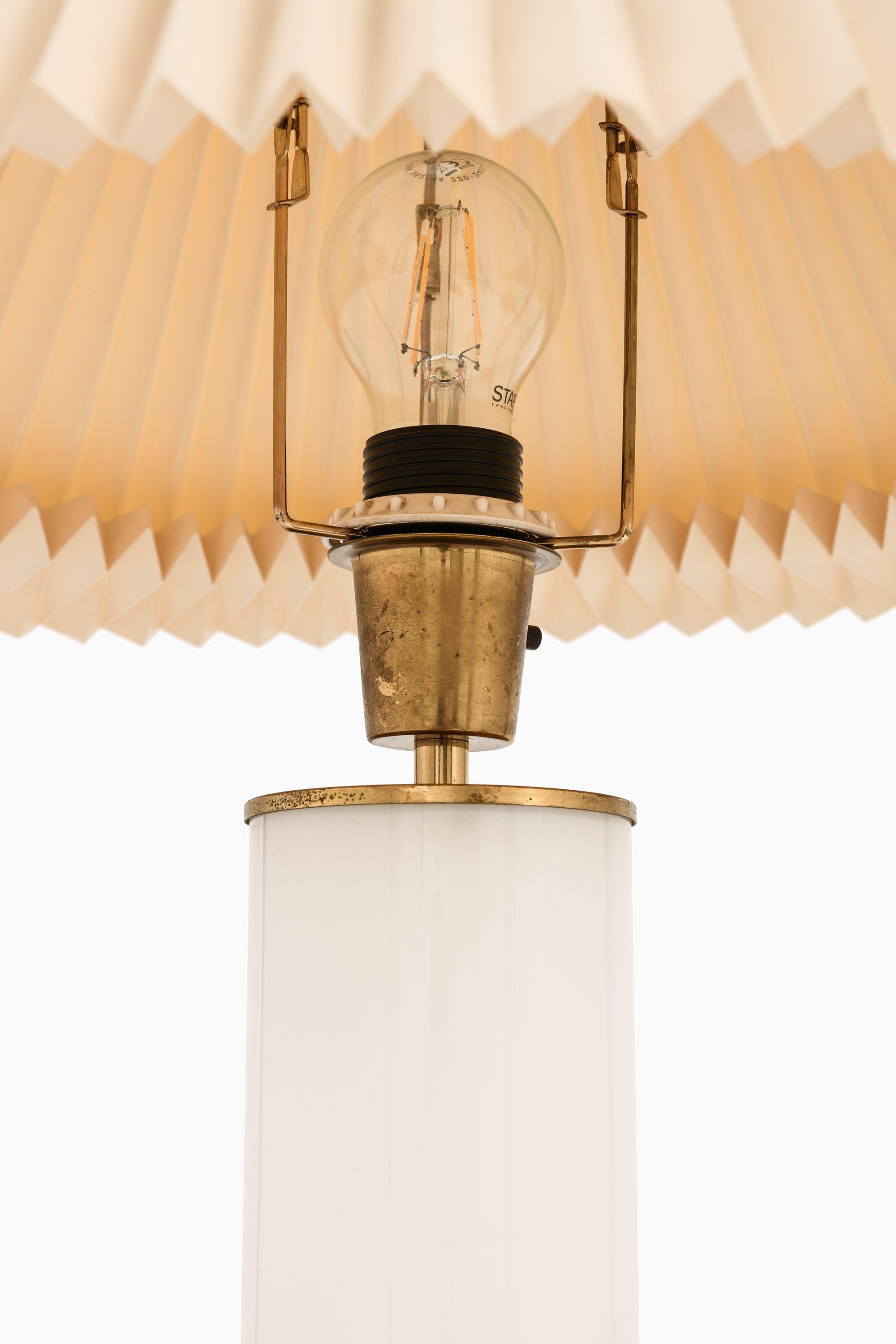 Coppia di lampade da tavolo in ottone e vetro, anni '50

Informazioni aggiuntive:
Materiale: Ottone e vetro
Stile: Metà secolo, Scandinavo
Prodotto da Fagerhults belysning in Svezia
Dimensioni (L x P x H): 9,5 x 9,5 x 34 cm
Condizioni: Buone