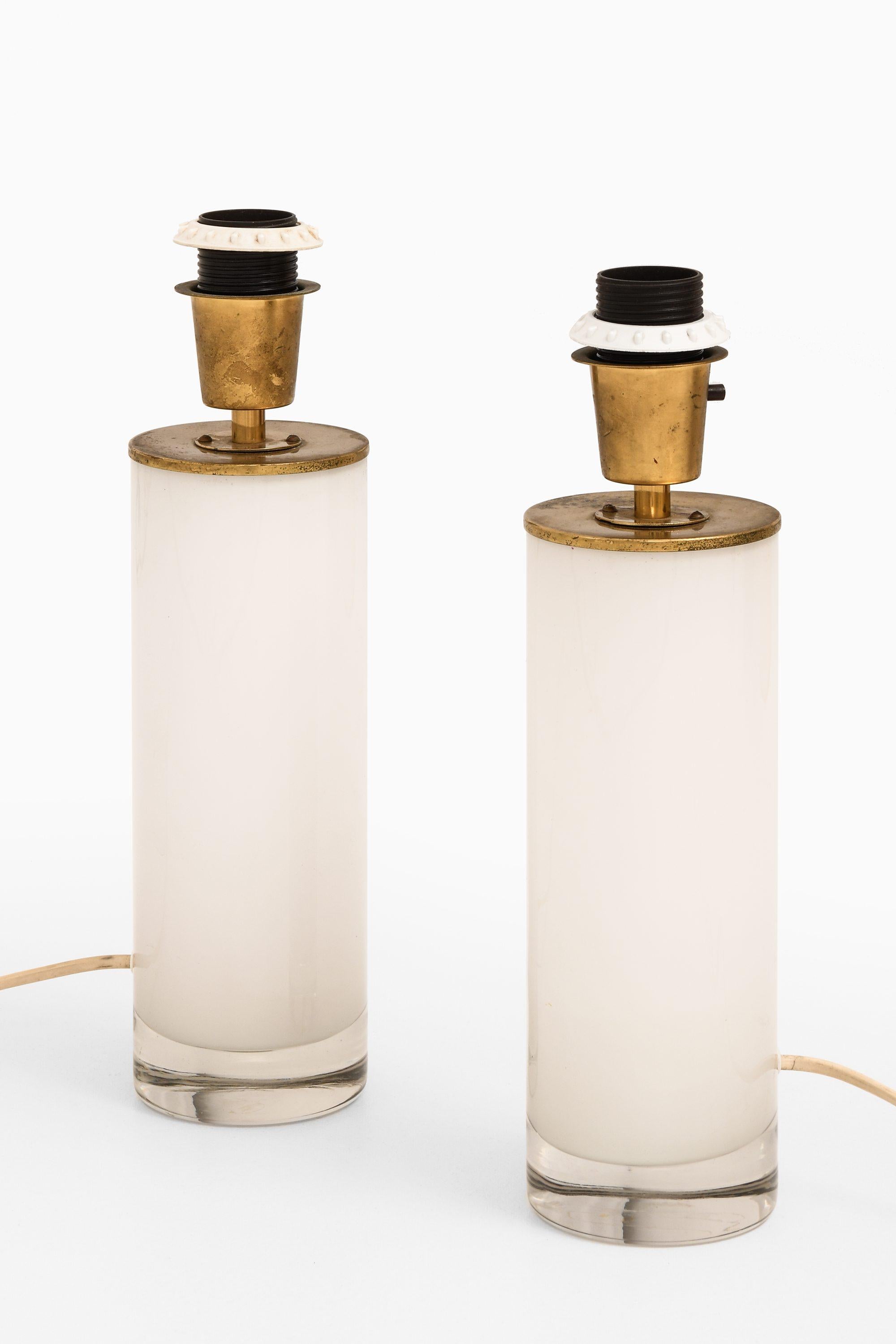 Scandinavo moderno Coppia di lampade da tavolo in ottone e vetro, anni '50 in vendita