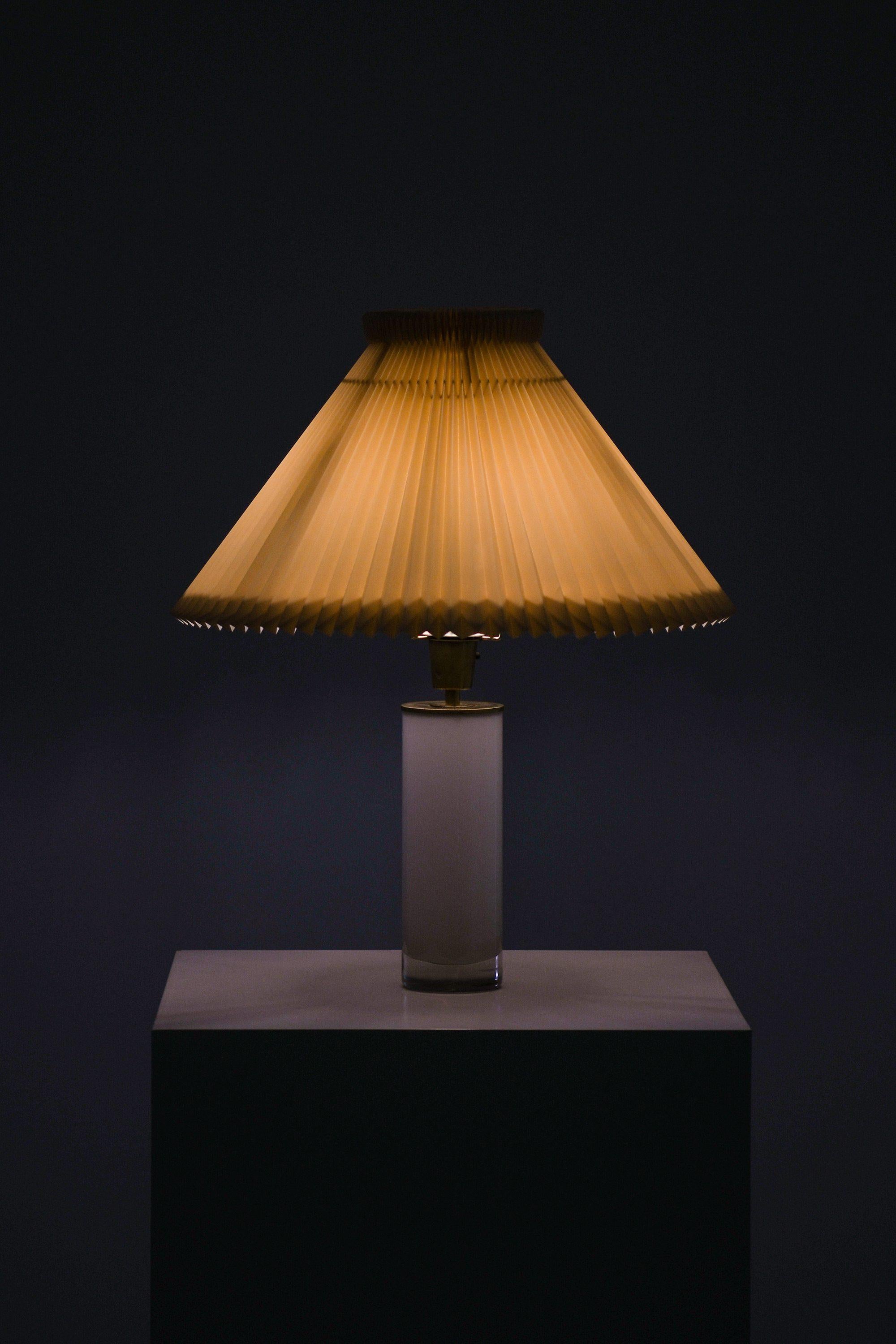Svedese Coppia di lampade da tavolo in ottone e vetro, anni '50 in vendita