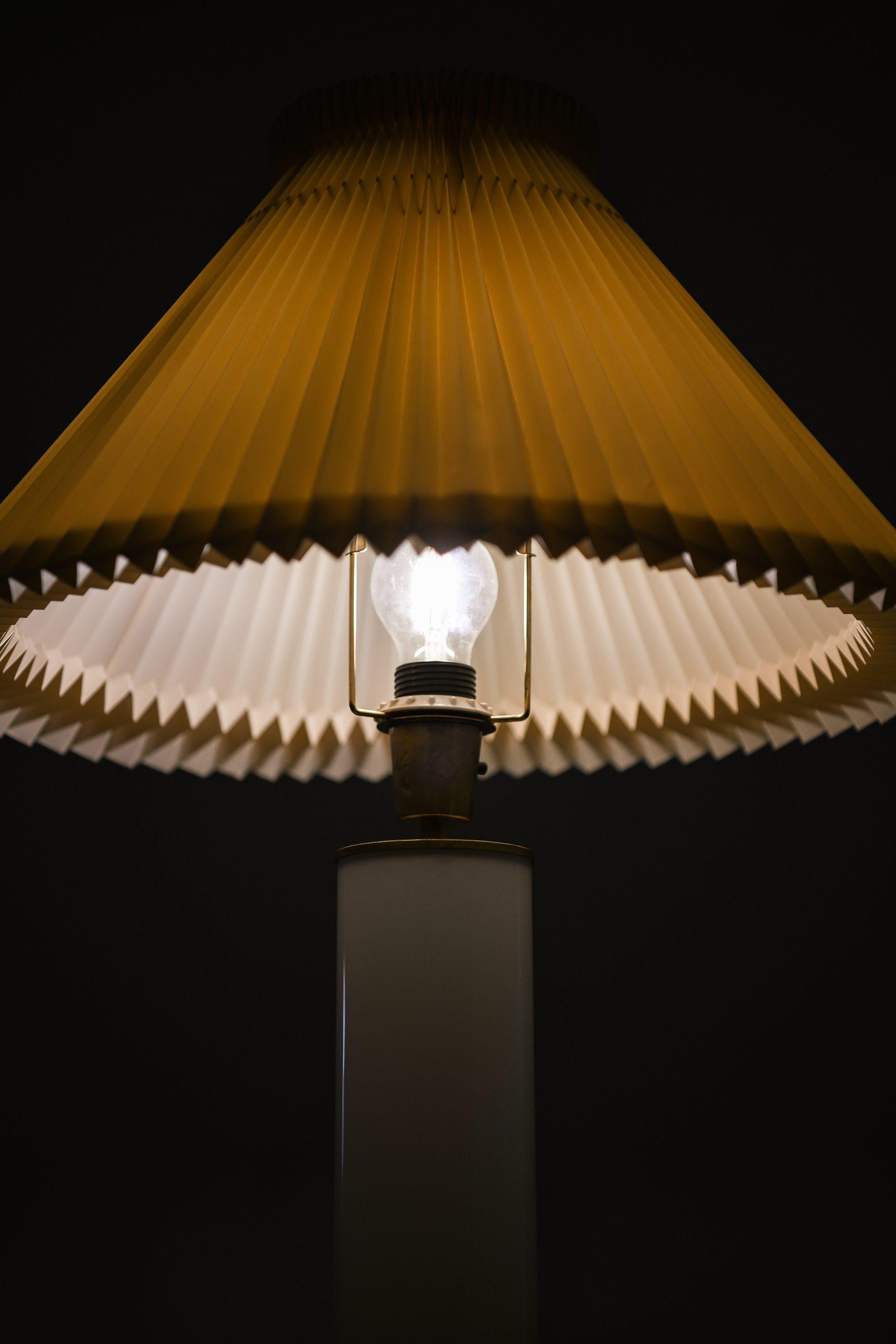 Coppia di lampade da tavolo in ottone e vetro, anni '50 In condizioni buone in vendita a Limhamn, Skåne län