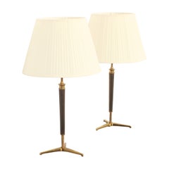 Pareja de lámparas de mesa en latón y cuero, Francia, años 50