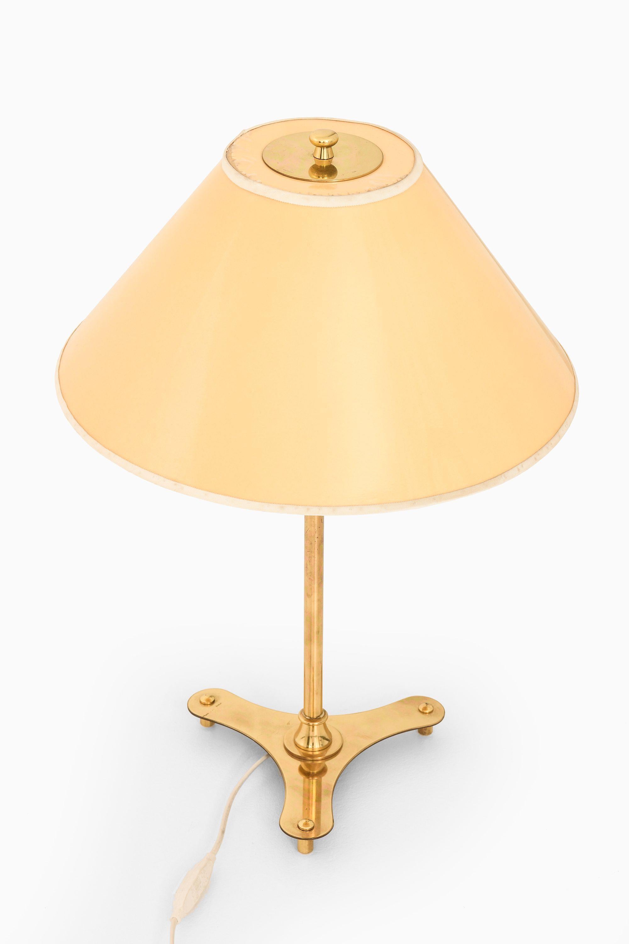 Mid-Century Modern Paire de lampes de table en laiton avec abat-jour d'origine par Josef Frank, années 1950 en vente