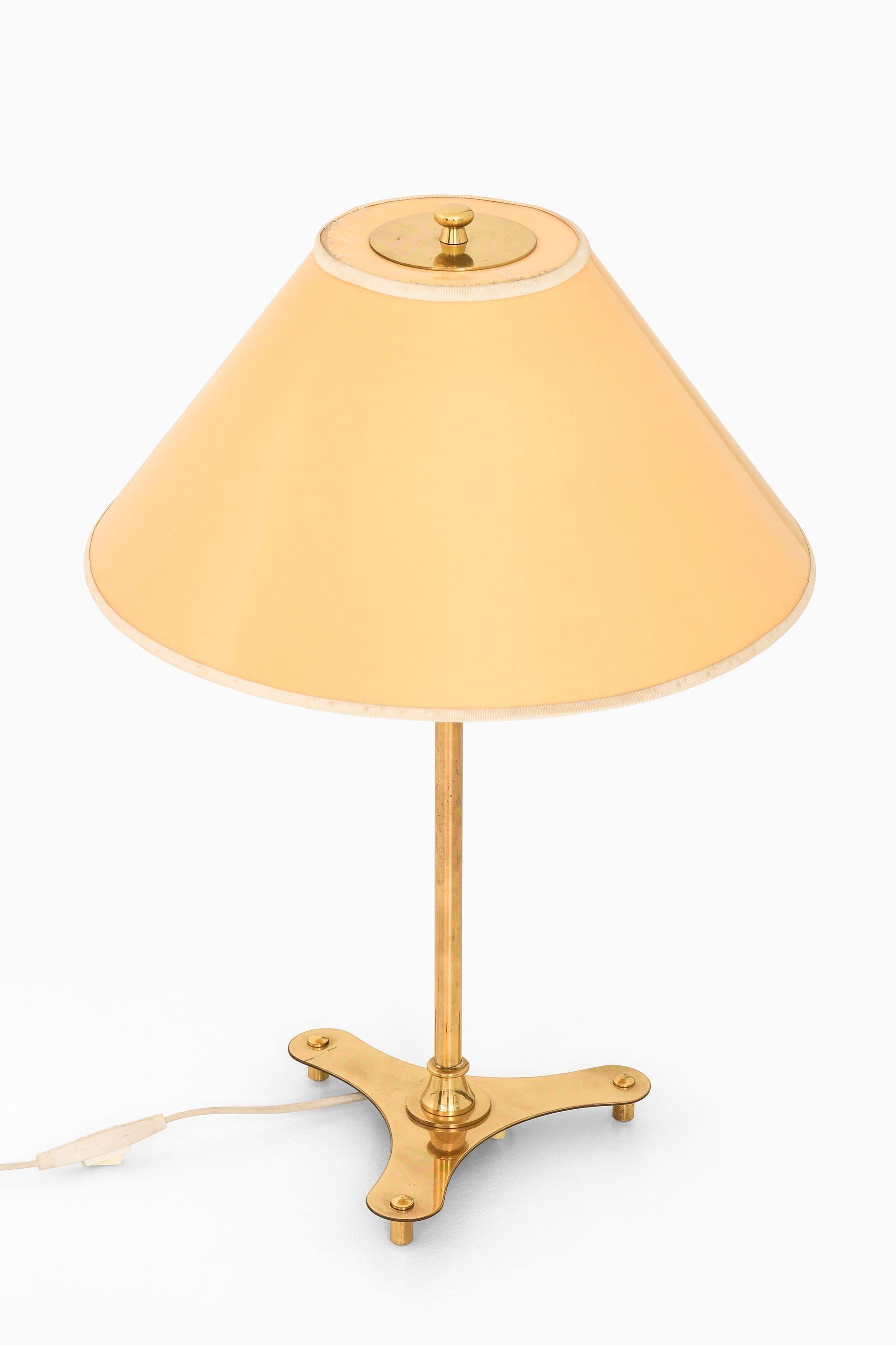 Suédois Paire de lampes de table en laiton avec abat-jour d'origine par Josef Frank, années 1950 en vente