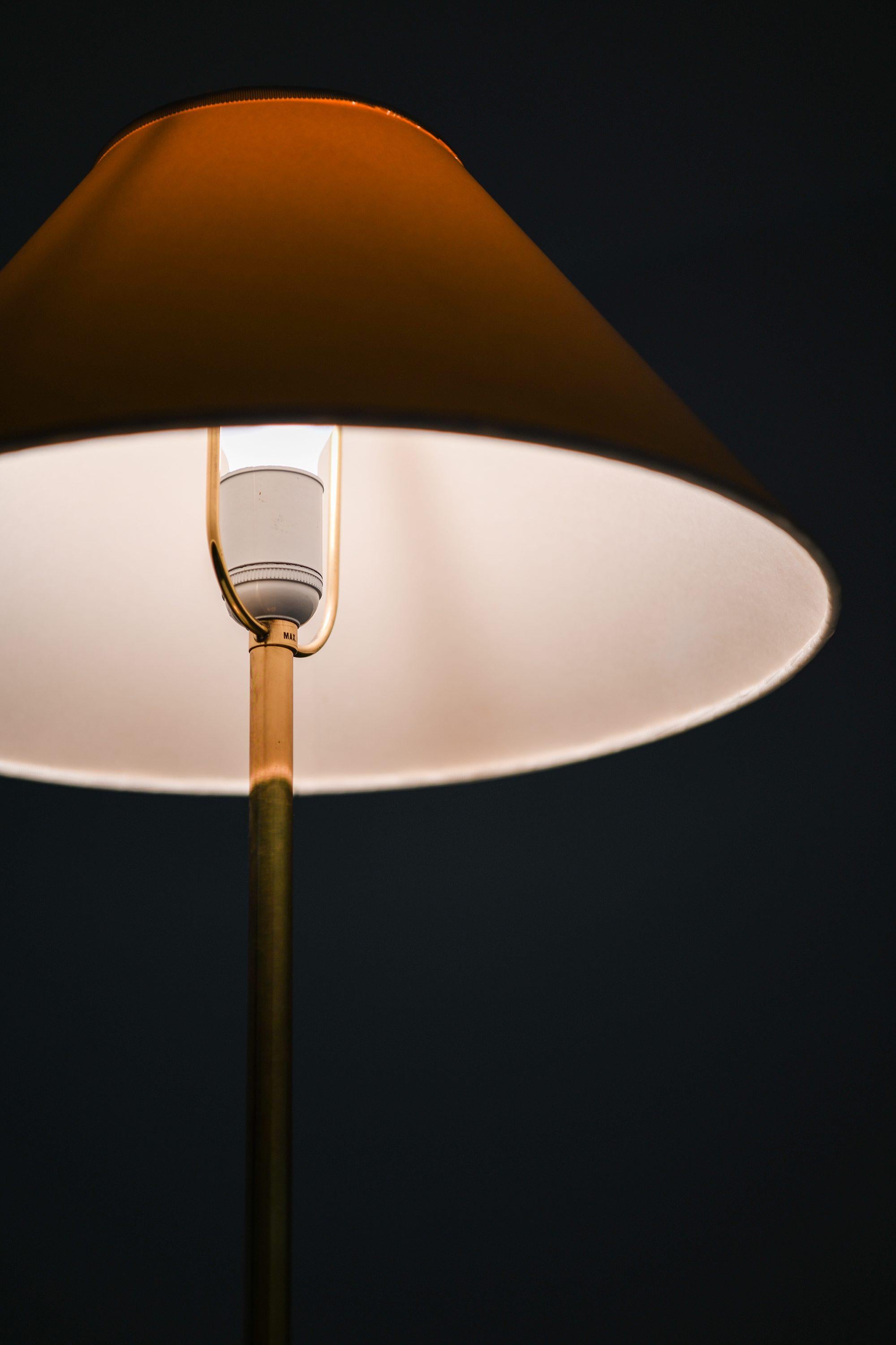 20ième siècle Paire de lampes de table en laiton avec abat-jour d'origine par Josef Frank, années 1950 en vente