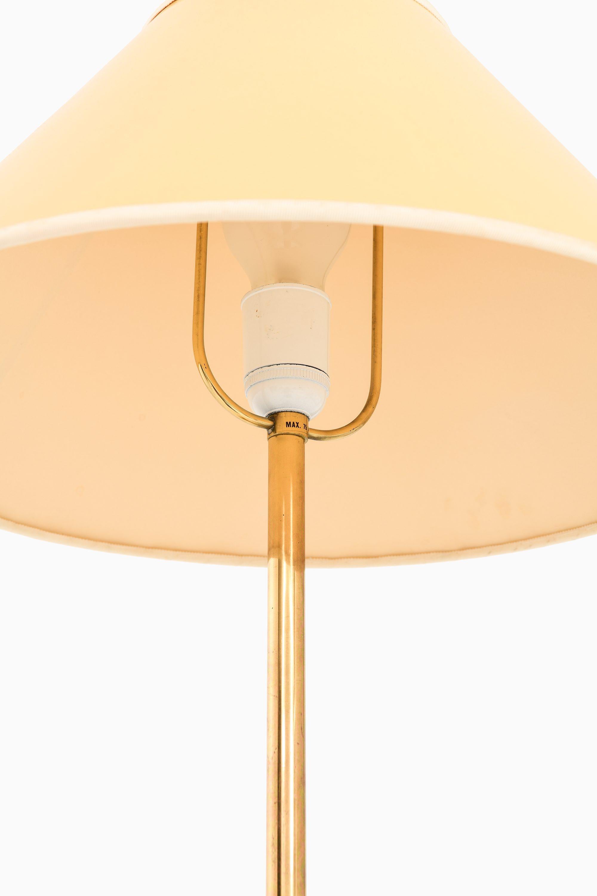 Laiton Paire de lampes de table en laiton avec abat-jour d'origine par Josef Frank, années 1950 en vente