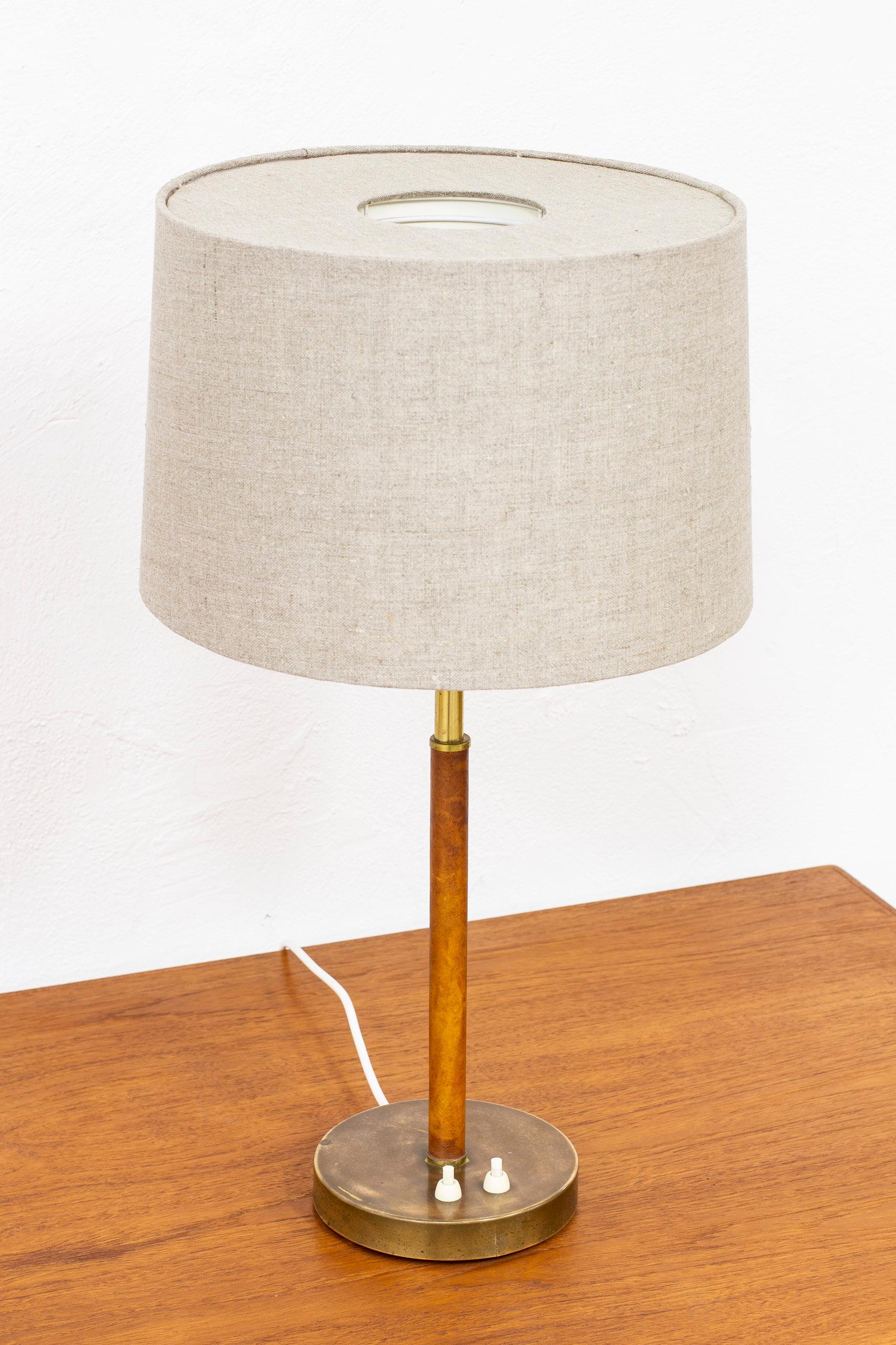 Pair of Table Lamps in Brass and Original Leather by Bertil Brisborg, NK, Sweden In Good Condition In Hägersten, SE