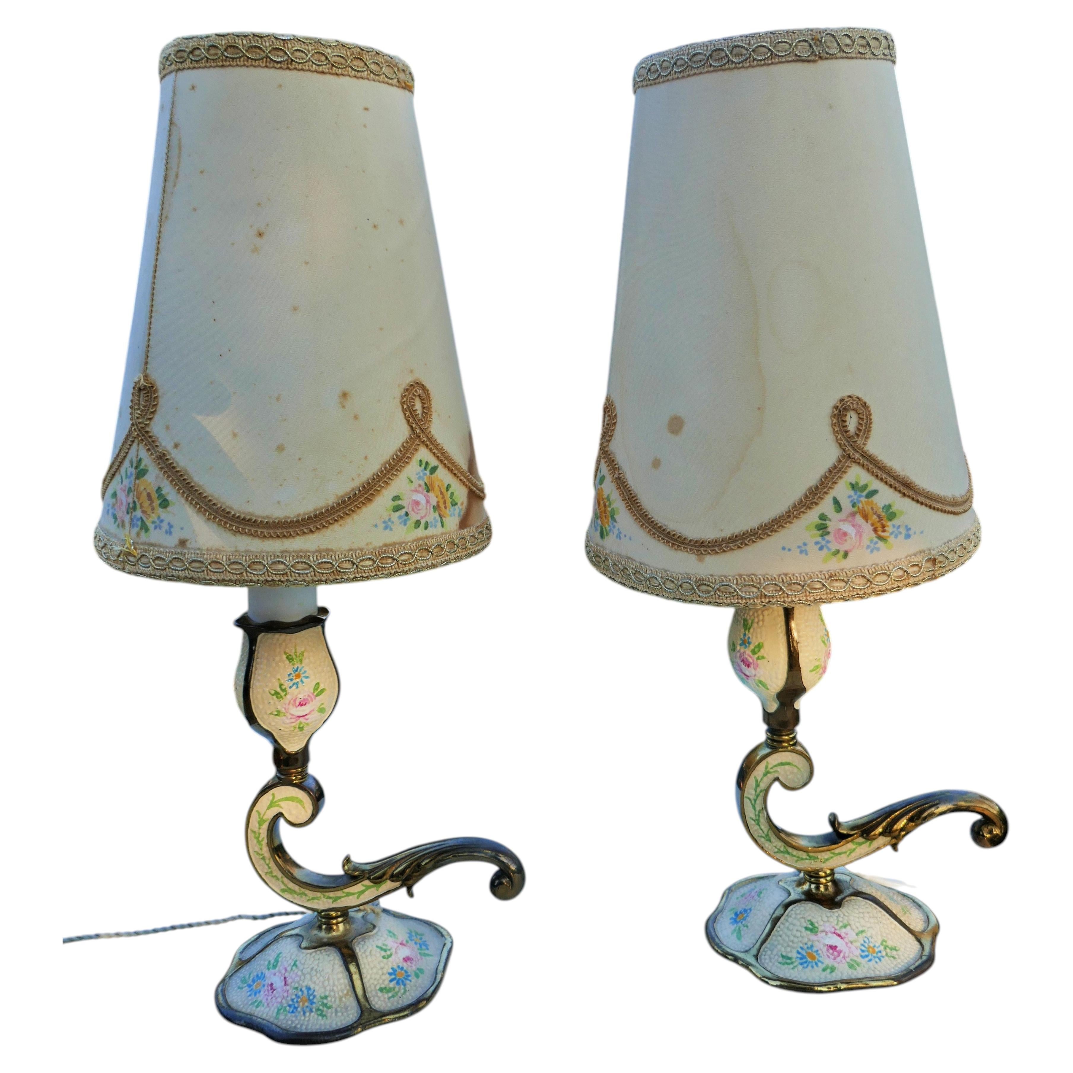 Pair of table lamps in brass and painted ceramic. For Sale