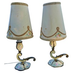 Paire de lampes de table en laiton et céramique peinte.