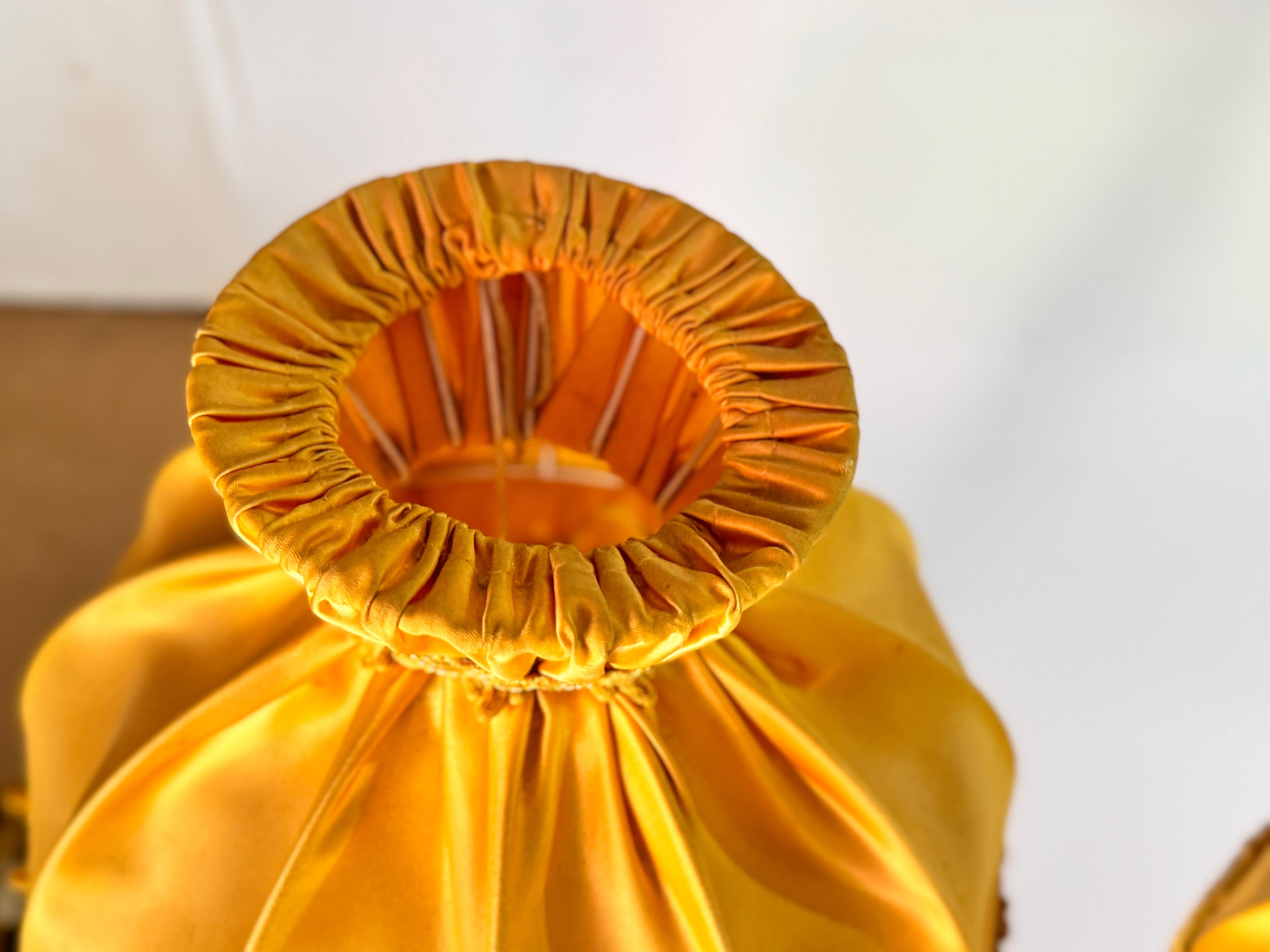 Français Paire de lampes de table en laiton couleur or Abat-jour en soie France 19ème en vente