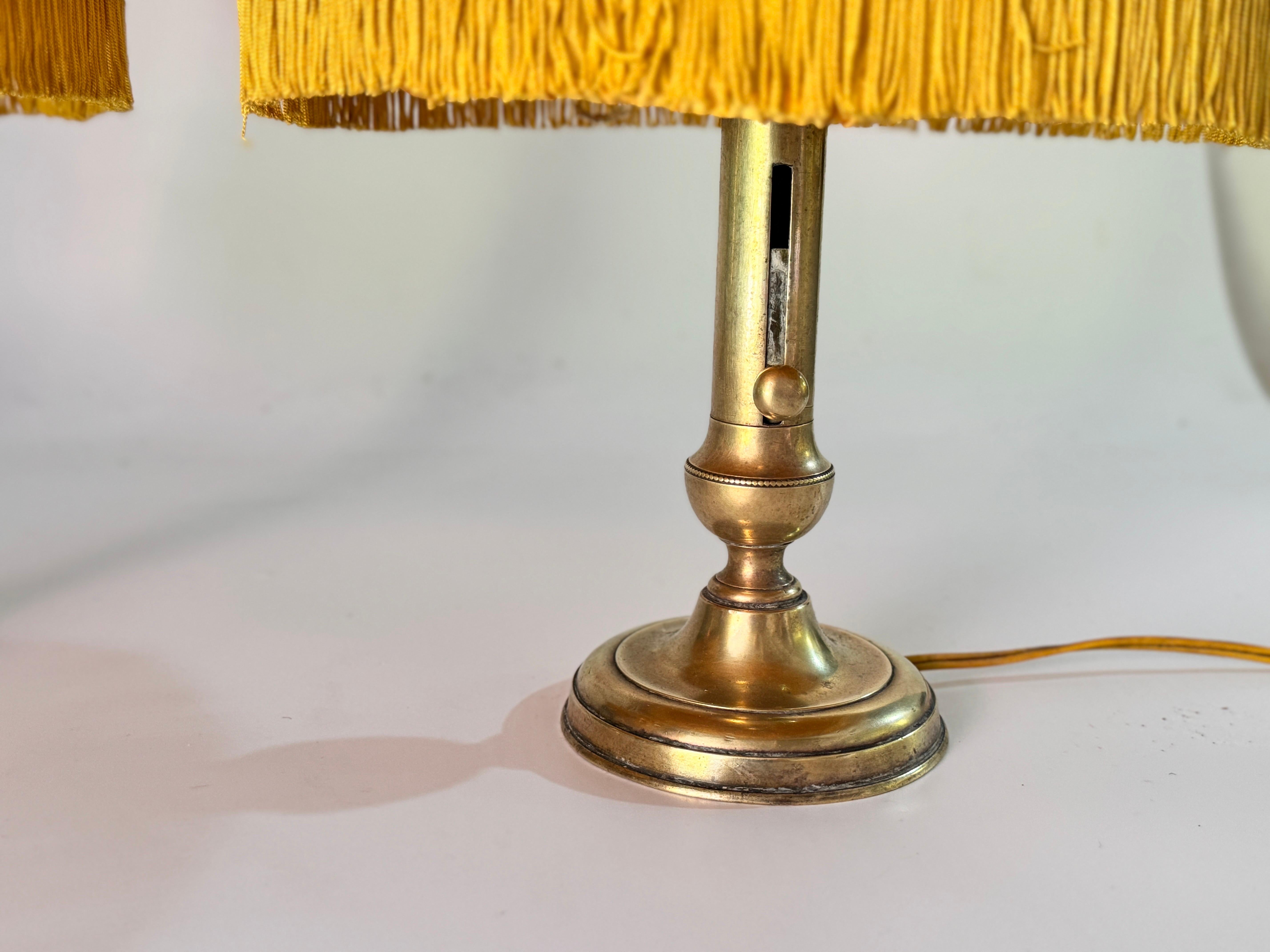 Sculpté Paire de lampes de table en laiton couleur or Abat-jour en soie France 19ème en vente