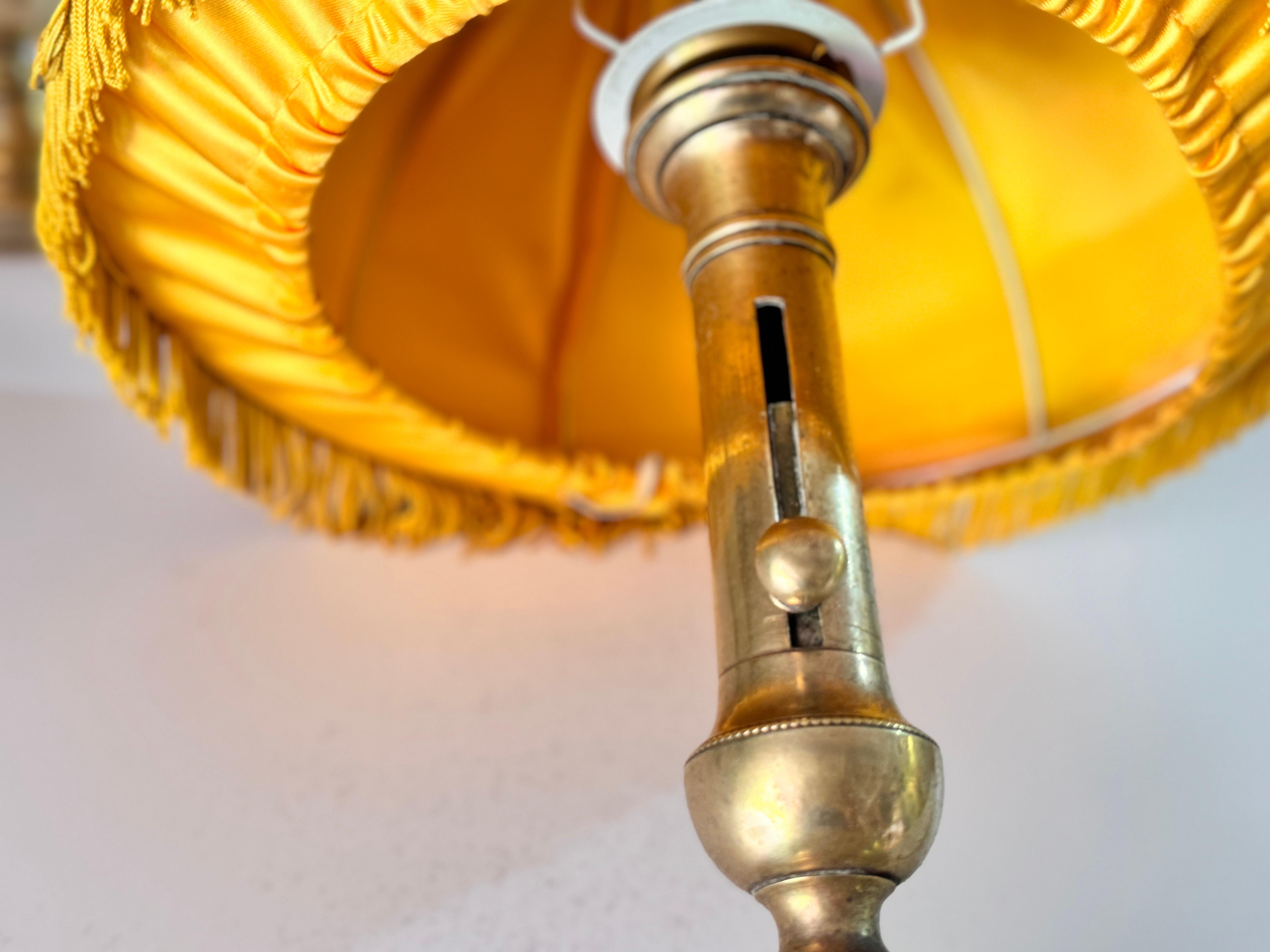 Paire de lampes de table en laiton couleur or Abat-jour en soie France 19ème État moyen - En vente à Auribeau sur Siagne, FR