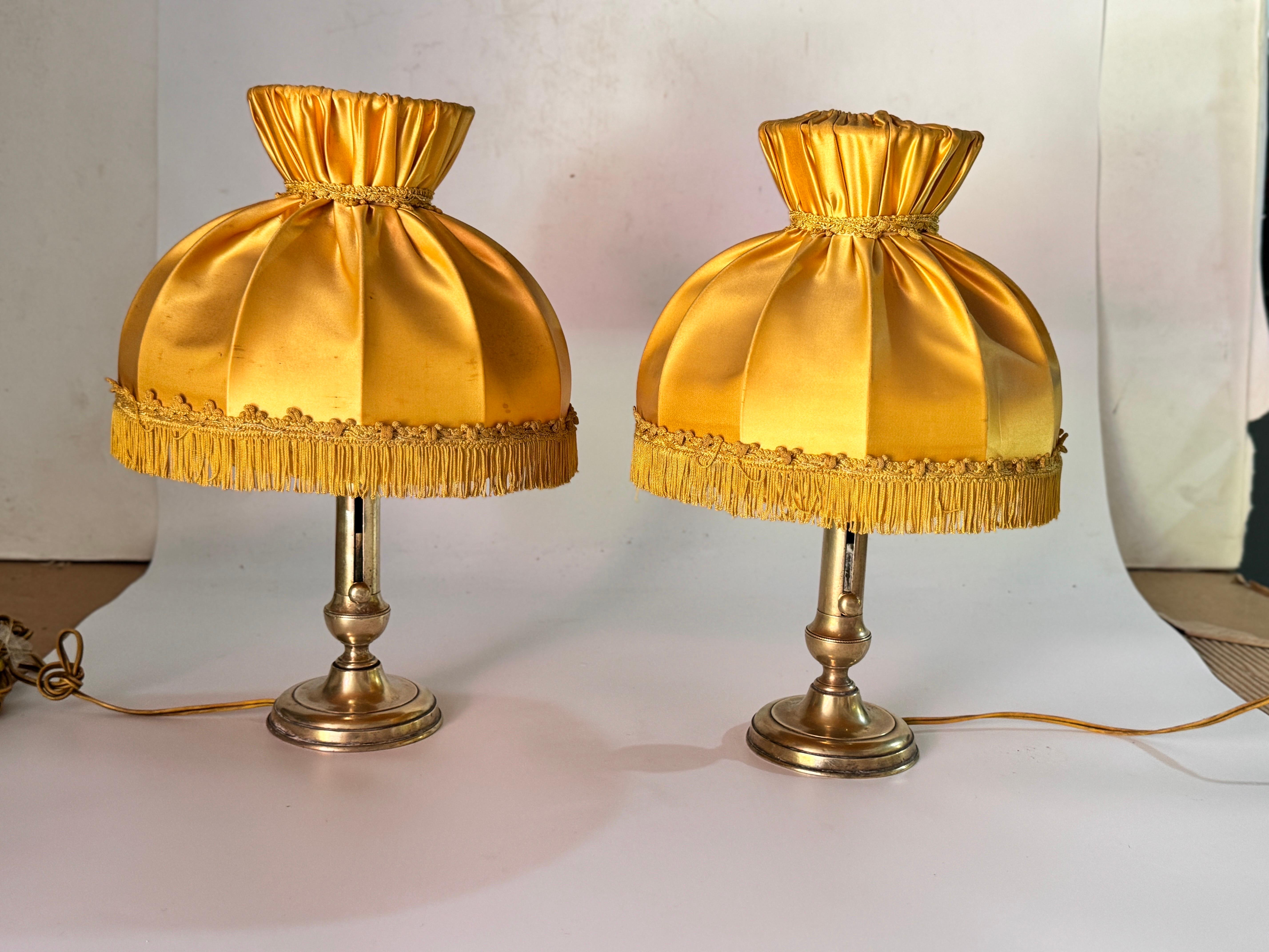 Soie Paire de lampes de table en laiton couleur or Abat-jour en soie France 19ème en vente