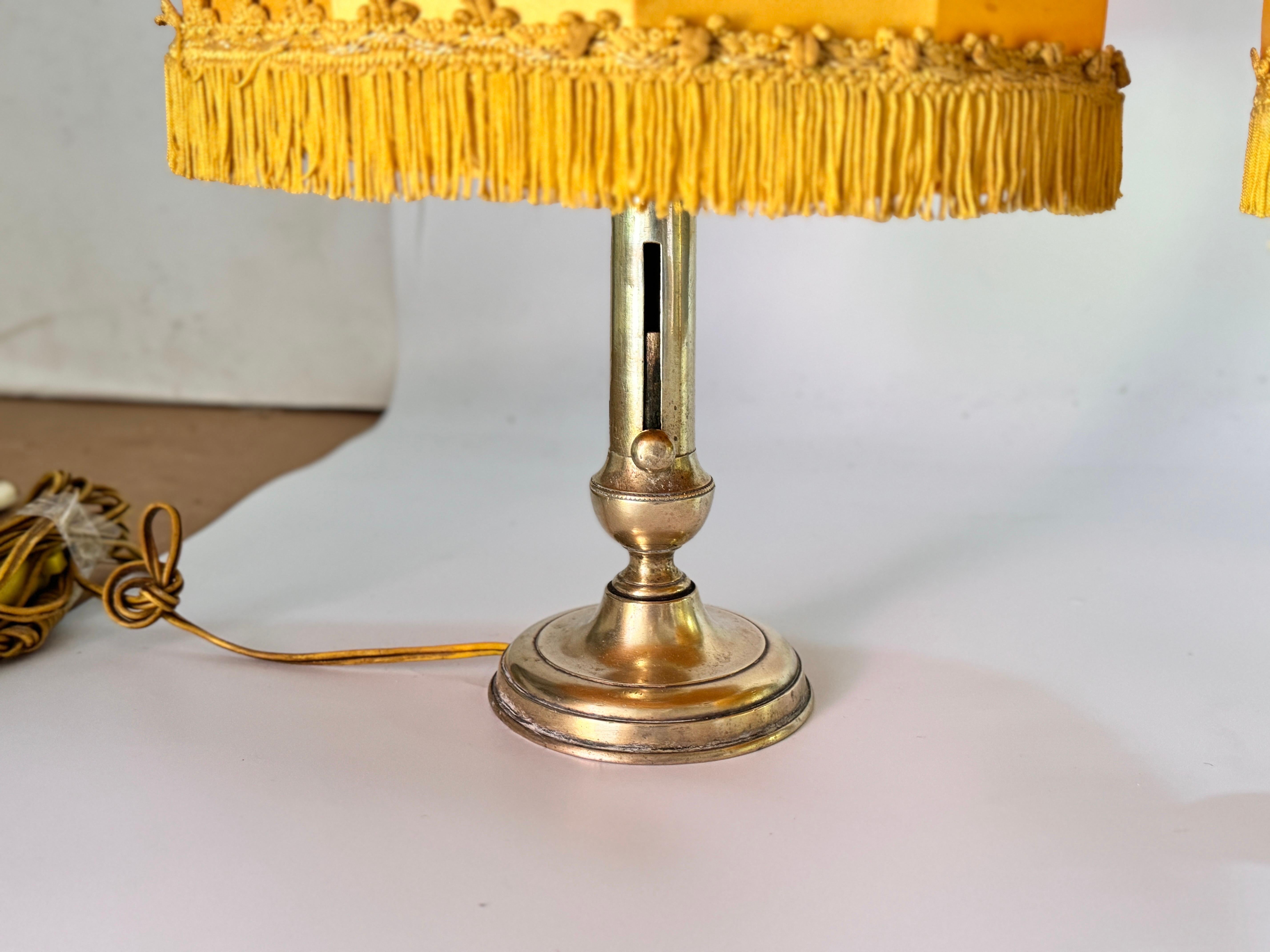 Paire de lampes de table en laiton couleur or Abat-jour en soie France 19ème en vente 1