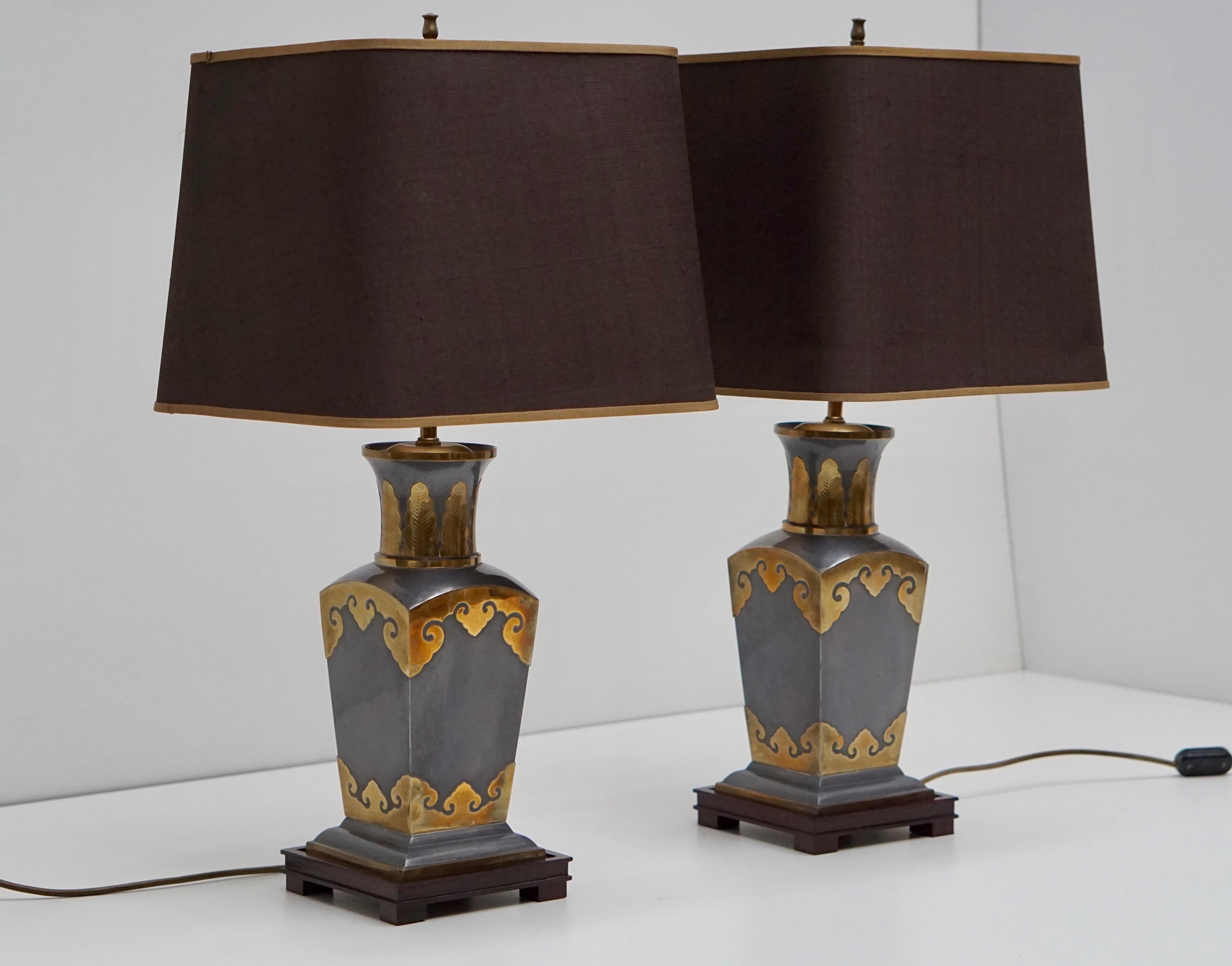 Pair of table lamps metal and brass mounting structure with very nice leaves motifs in brass.

Maison Charles, Jansen, Bagues, Claude De Muzac, Hollywood Regency. 
Perfect gold interior lampshade.

Weight 4 kg.