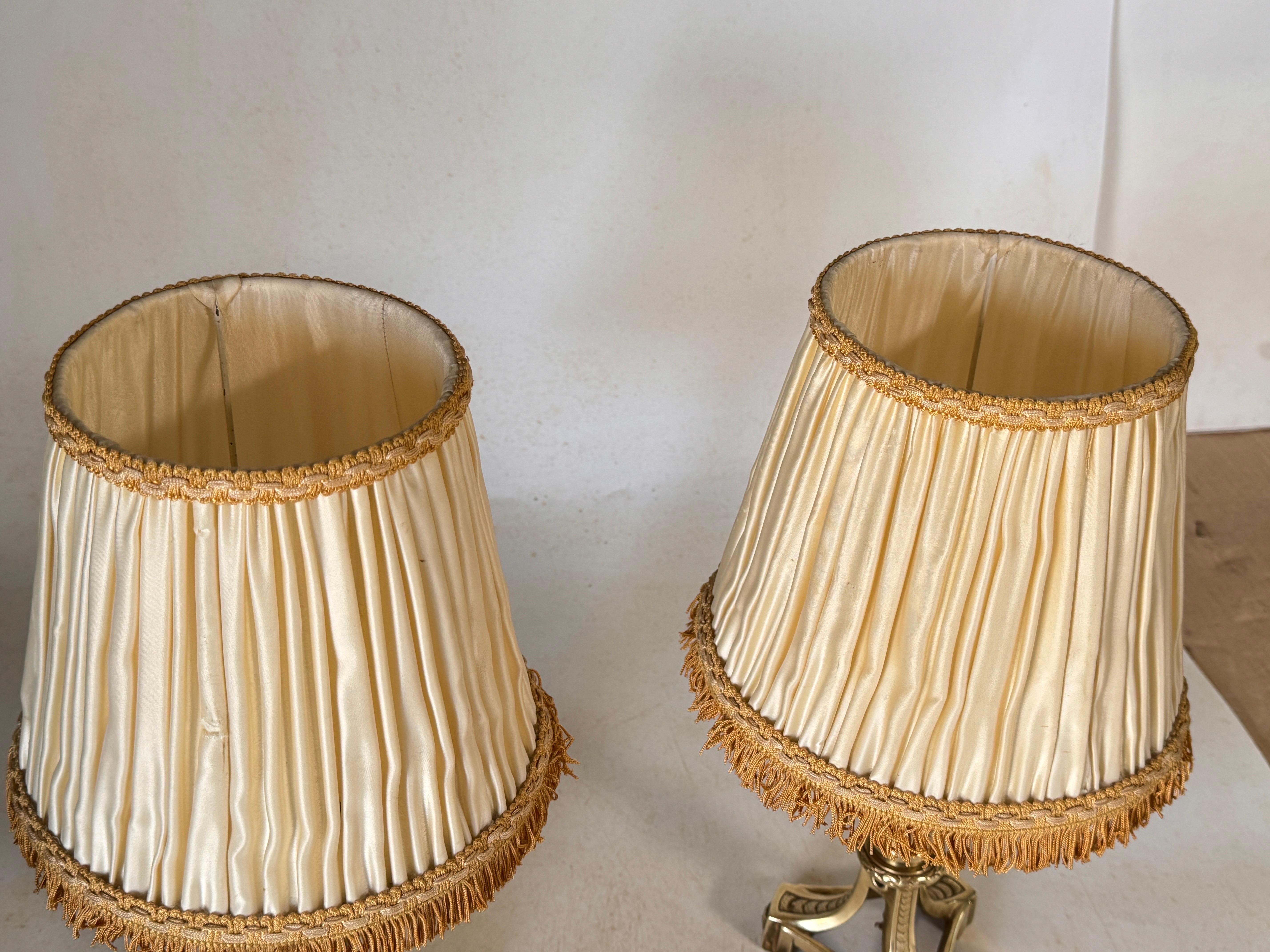 Paire de lampes de table en bronze doré, abat-jour en soie d'origine France 19ème en vente 3