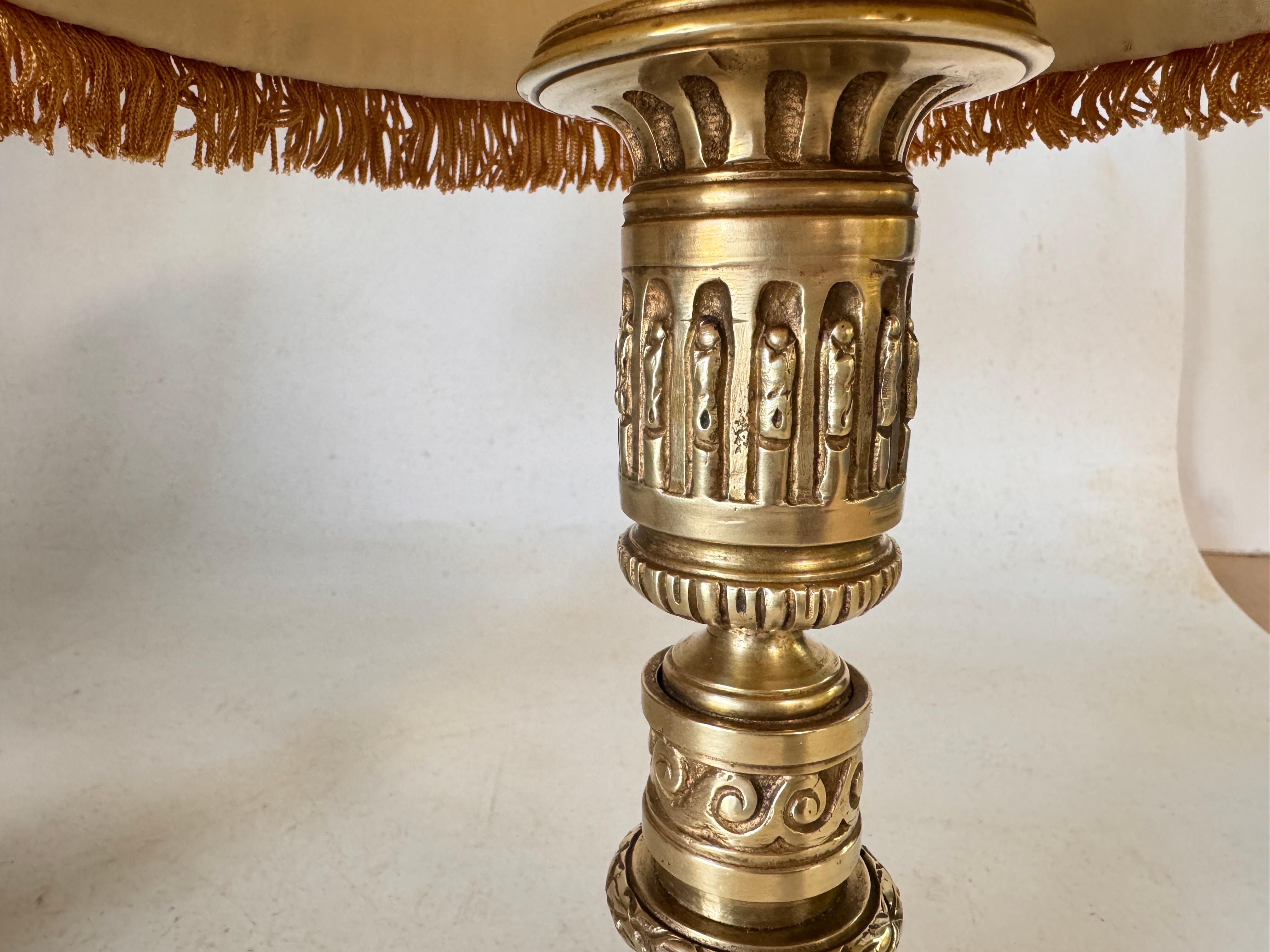Français Paire de lampes de table en bronze doré, abat-jour en soie d'origine France 19ème en vente
