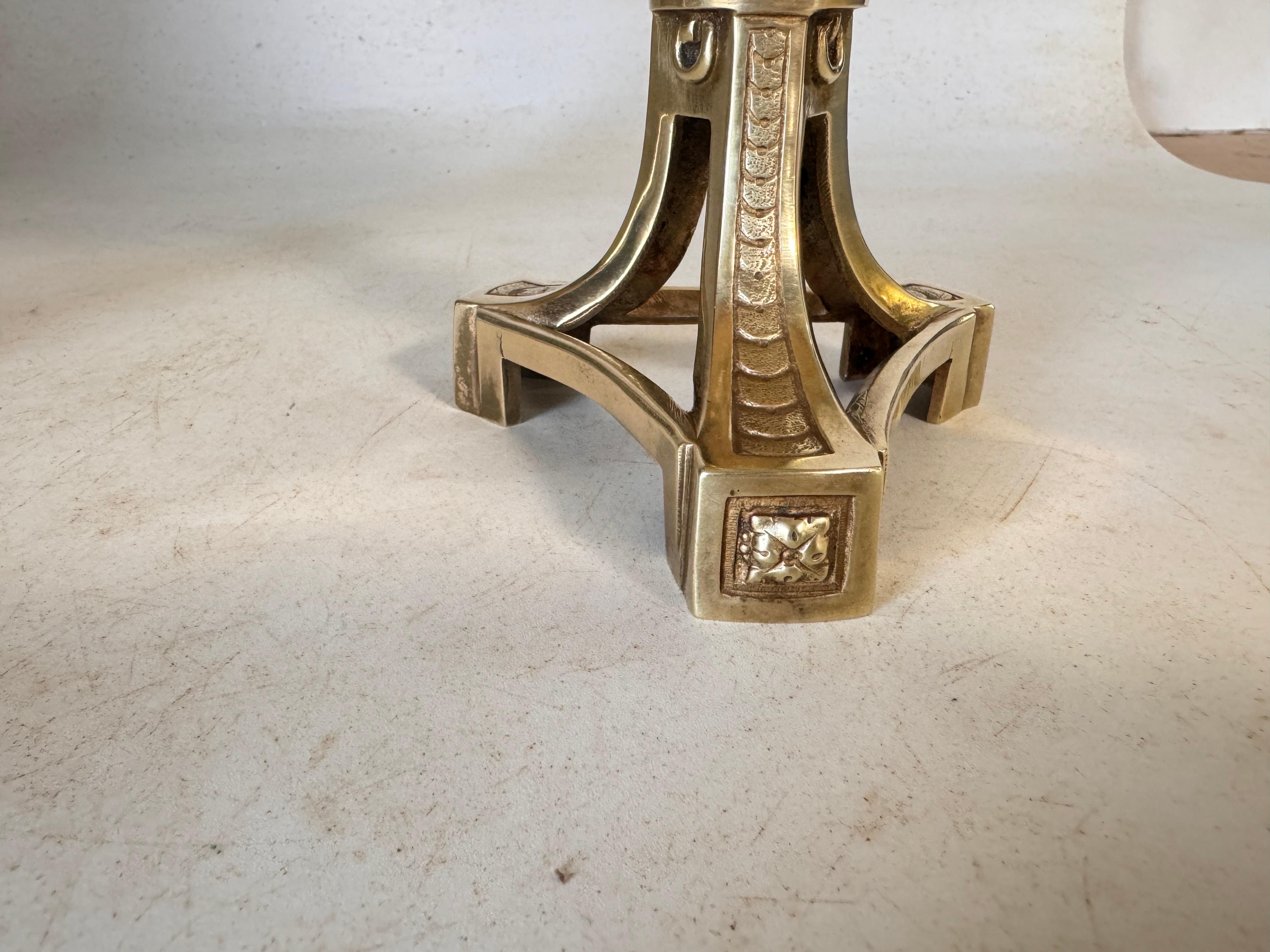 Sculpté Paire de lampes de table en bronze doré, abat-jour en soie d'origine France 19ème en vente