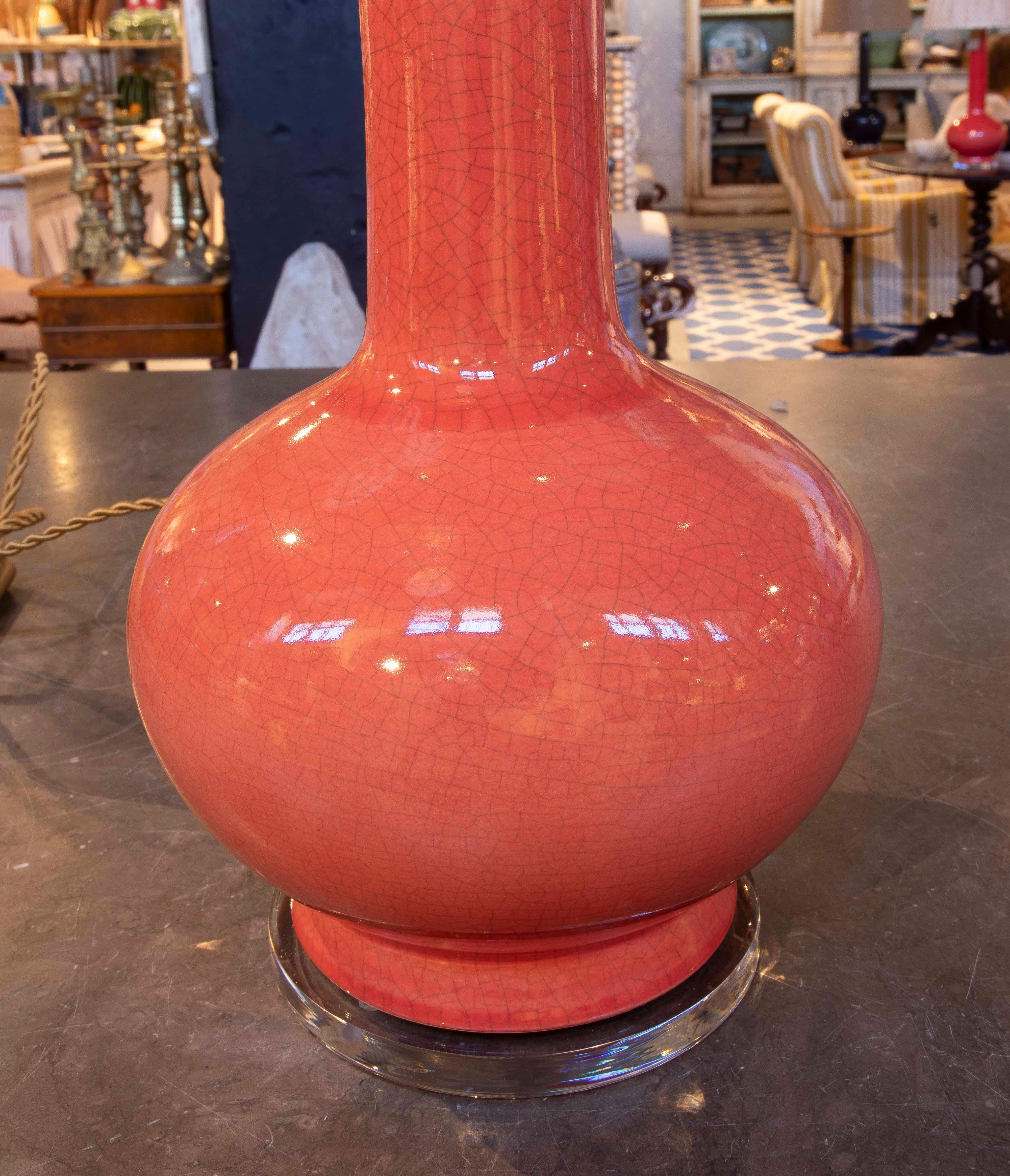 Pair of Table Lamps in Crackled Glazed Coral Ceramic, Mid-Century Style In Good Condition For Sale In Marbella, ES